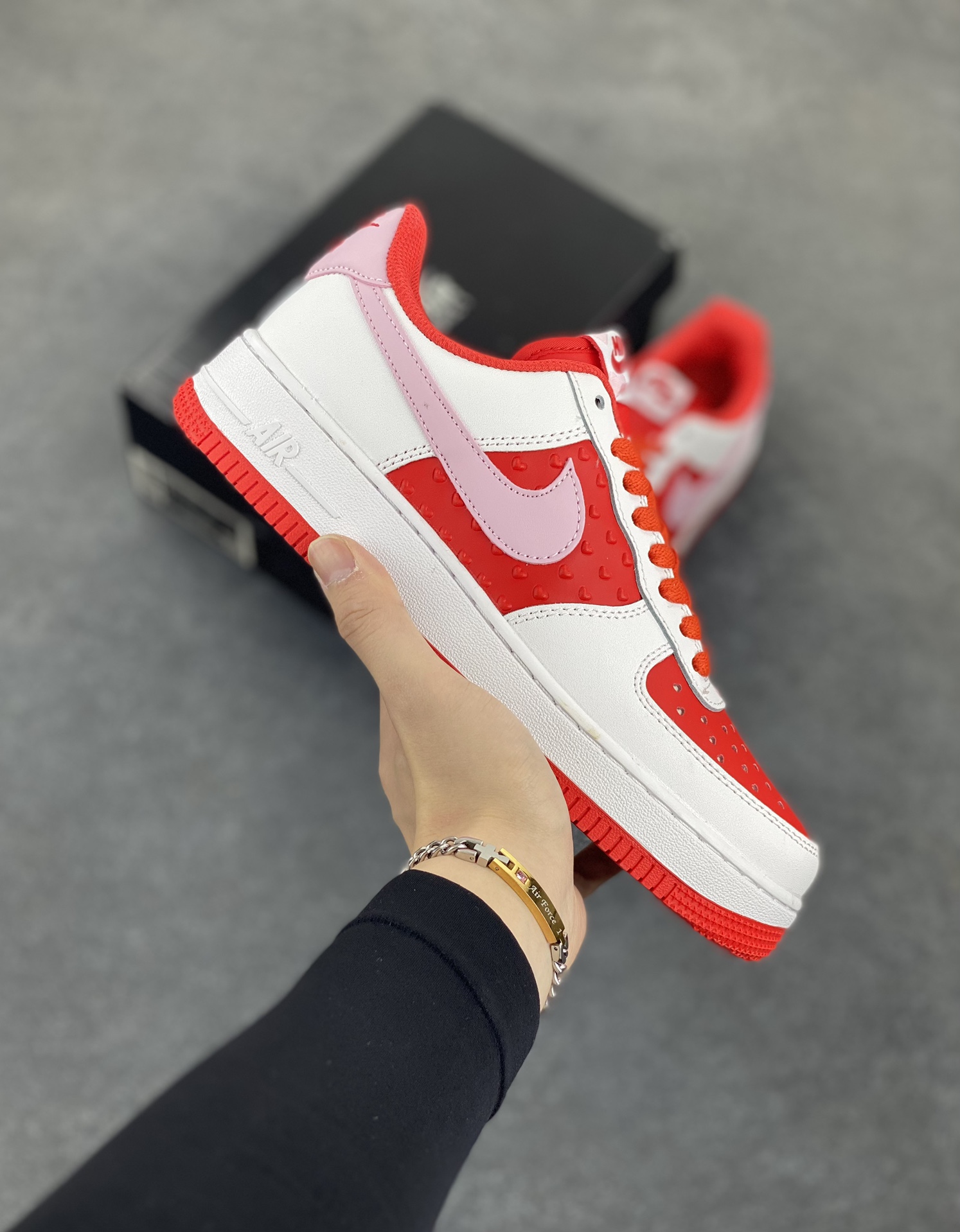 Nike Air Force 1 Low 空军一号低帮百搭休闲运动板鞋。柔软、弹性十足的缓震性能和出色的中底设计，横跨复古与现代的外型结合，造就出风靡全球三十多年的Force 1，直到今天还深受青睐。 货号：DJ7998-100 尺码：36 36.5 37.5 38 38.5 39 40 40.5 41 42 42.5 43 44 44.5 45-选品中心