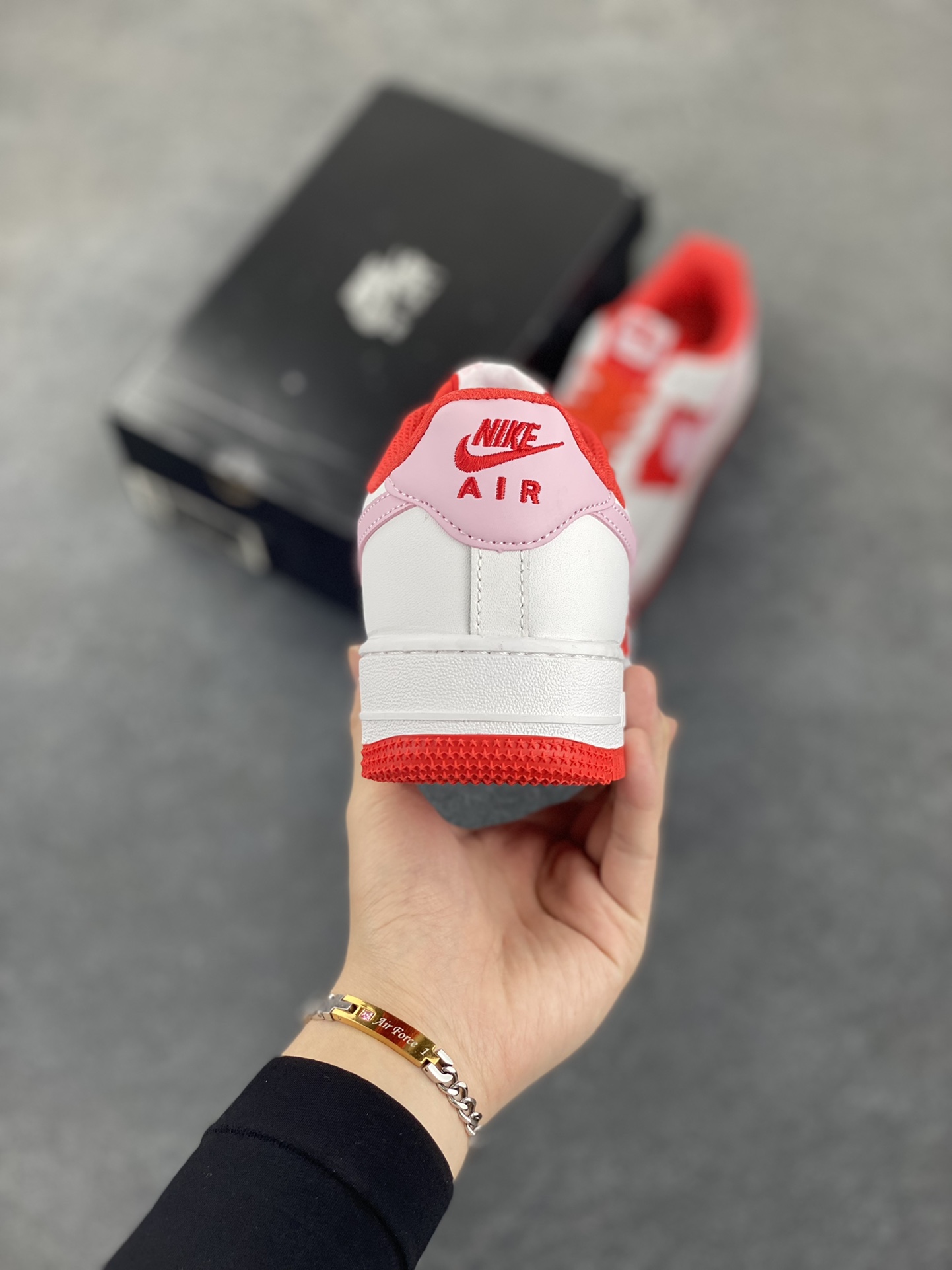 图片[4]-Nike Air Force 1 Low 空军一号低帮百搭休闲运动板鞋。柔软、弹性十足的缓震性能和出色的中底设计，横跨复古与现代的外型结合，造就出风靡全球三十多年的Force 1，直到今天还深受青睐。 货号：DJ7998-100 尺码：36 36.5 37.5 38 38.5 39 40 40.5 41 42 42.5 43 44 44.5 45-选品中心