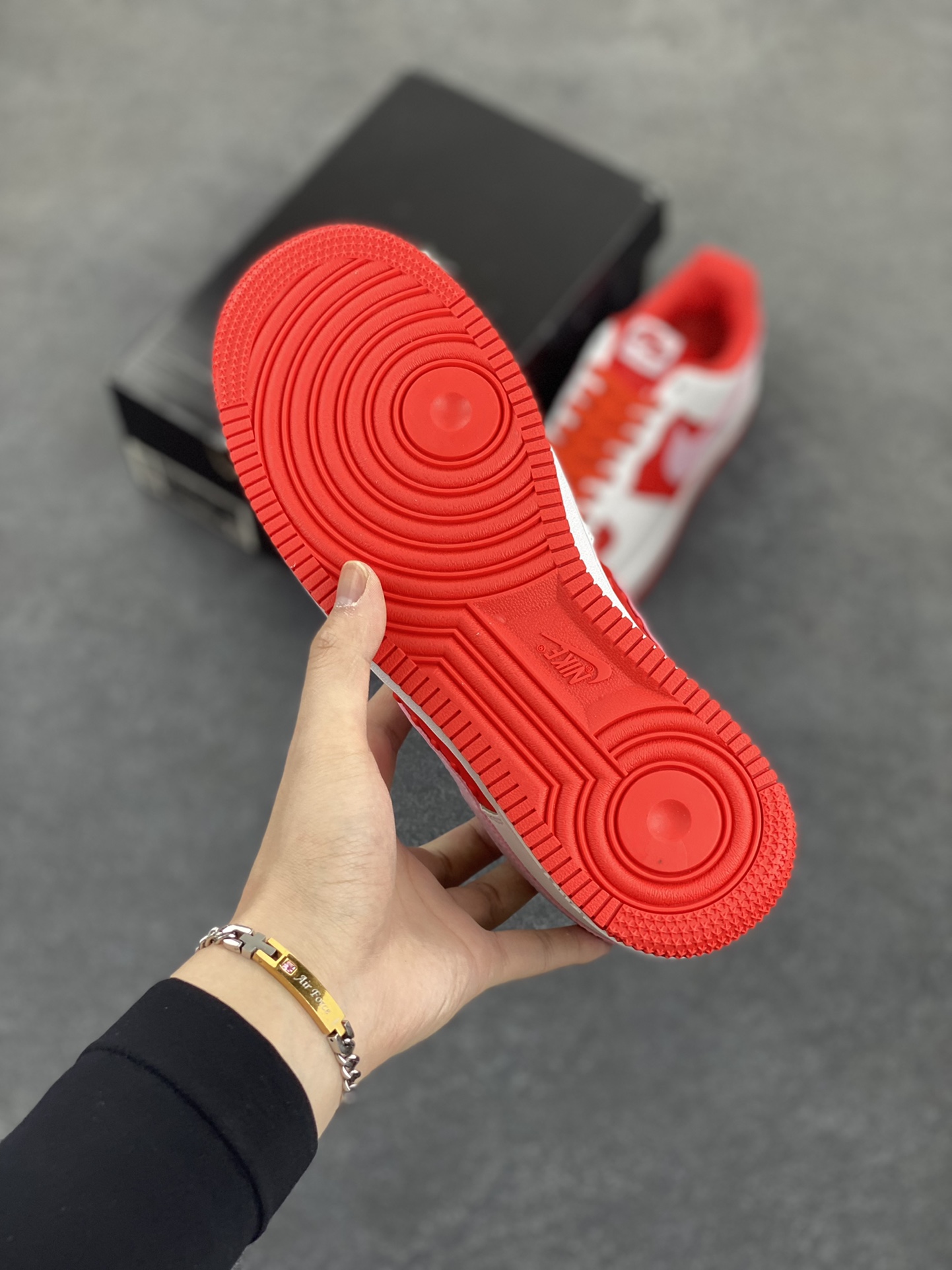 图片[5]-Nike Air Force 1 Low 空军一号低帮百搭休闲运动板鞋。柔软、弹性十足的缓震性能和出色的中底设计，横跨复古与现代的外型结合，造就出风靡全球三十多年的Force 1，直到今天还深受青睐。 货号：DJ7998-100 尺码：36 36.5 37.5 38 38.5 39 40 40.5 41 42 42.5 43 44 44.5 45-选品中心