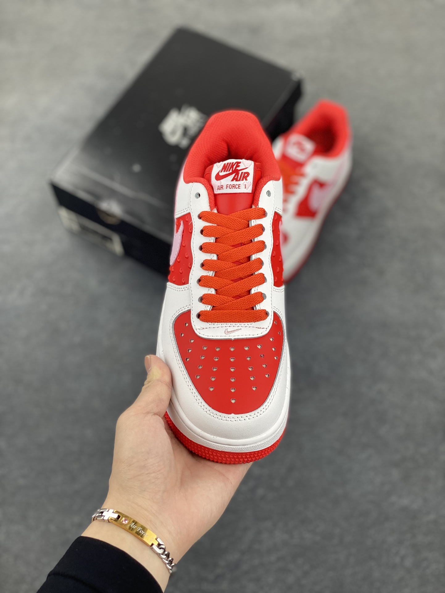 图片[2]-Nike Air Force 1 Low 空军一号低帮百搭休闲运动板鞋。柔软、弹性十足的缓震性能和出色的中底设计，横跨复古与现代的外型结合，造就出风靡全球三十多年的Force 1，直到今天还深受青睐。 货号：DJ7998-100 尺码：36 36.5 37.5 38 38.5 39 40 40.5 41 42 42.5 43 44 44.5 45-选品中心