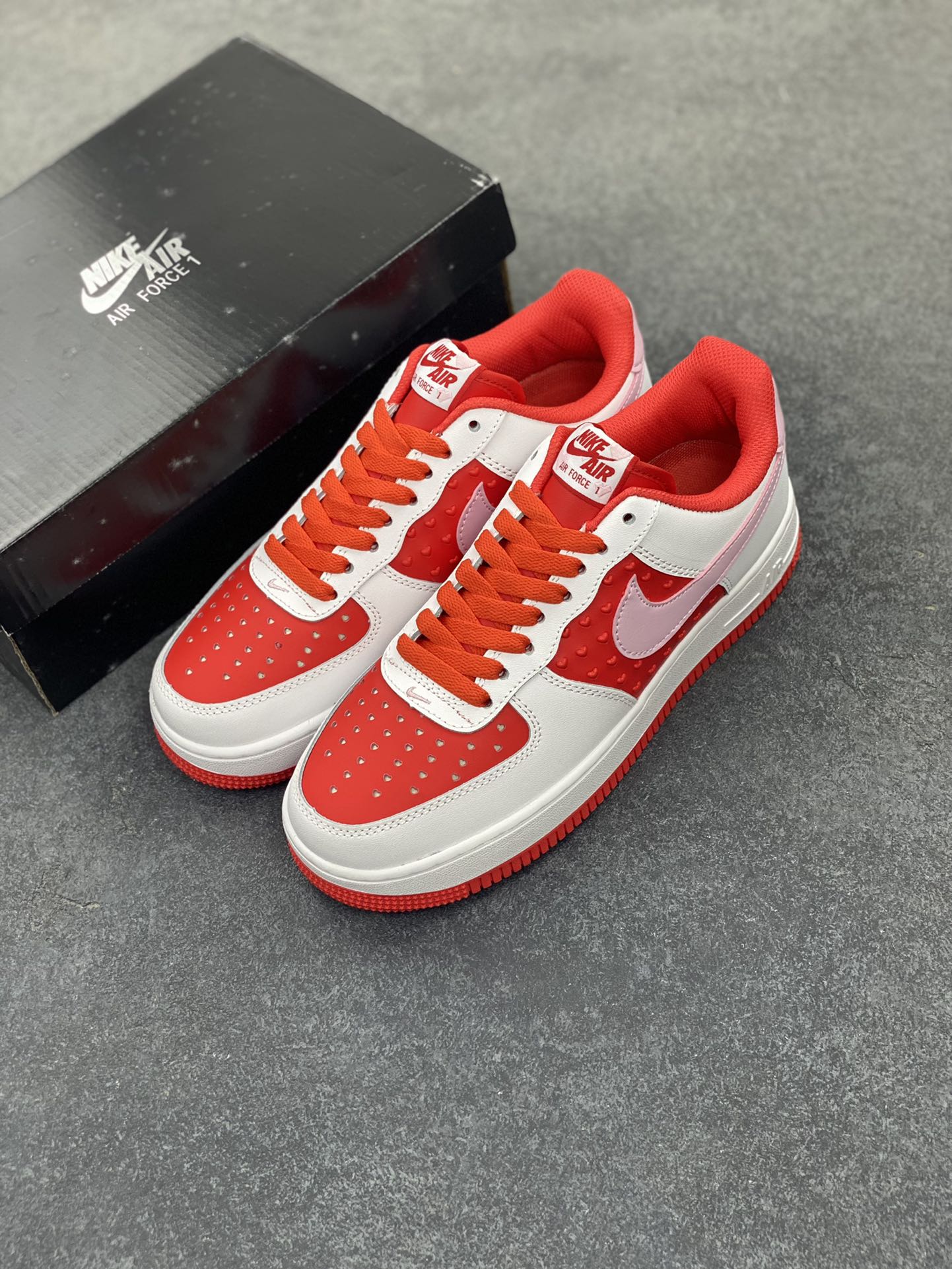 图片[8]-Nike Air Force 1 Low 空军一号低帮百搭休闲运动板鞋。柔软、弹性十足的缓震性能和出色的中底设计，横跨复古与现代的外型结合，造就出风靡全球三十多年的Force 1，直到今天还深受青睐。 货号：DJ7998-100 尺码：36 36.5 37.5 38 38.5 39 40 40.5 41 42 42.5 43 44 44.5 45-选品中心