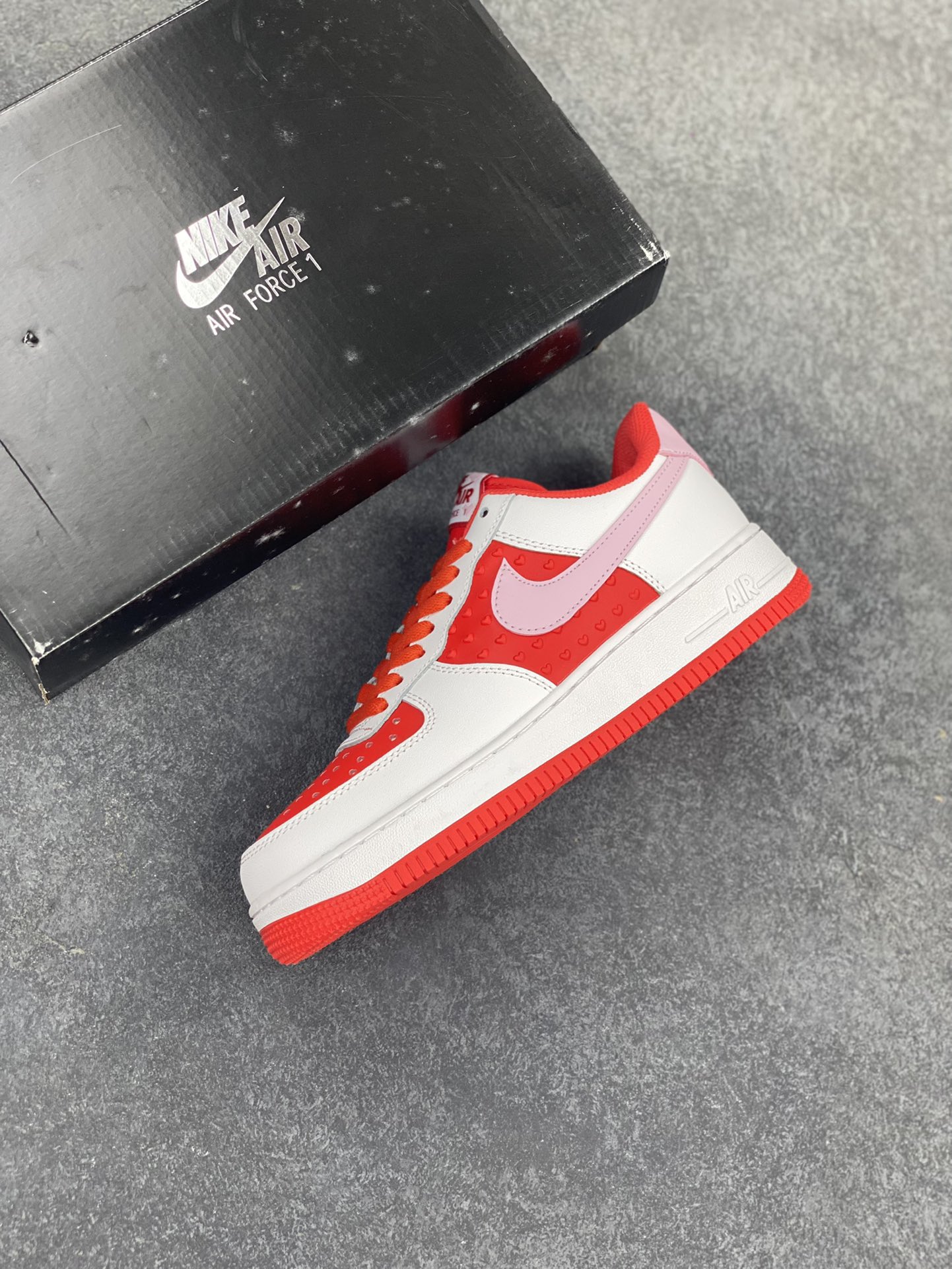 图片[7]-Nike Air Force 1 Low 空军一号低帮百搭休闲运动板鞋。柔软、弹性十足的缓震性能和出色的中底设计，横跨复古与现代的外型结合，造就出风靡全球三十多年的Force 1，直到今天还深受青睐。 货号：DJ7998-100 尺码：36 36.5 37.5 38 38.5 39 40 40.5 41 42 42.5 43 44 44.5 45-选品中心