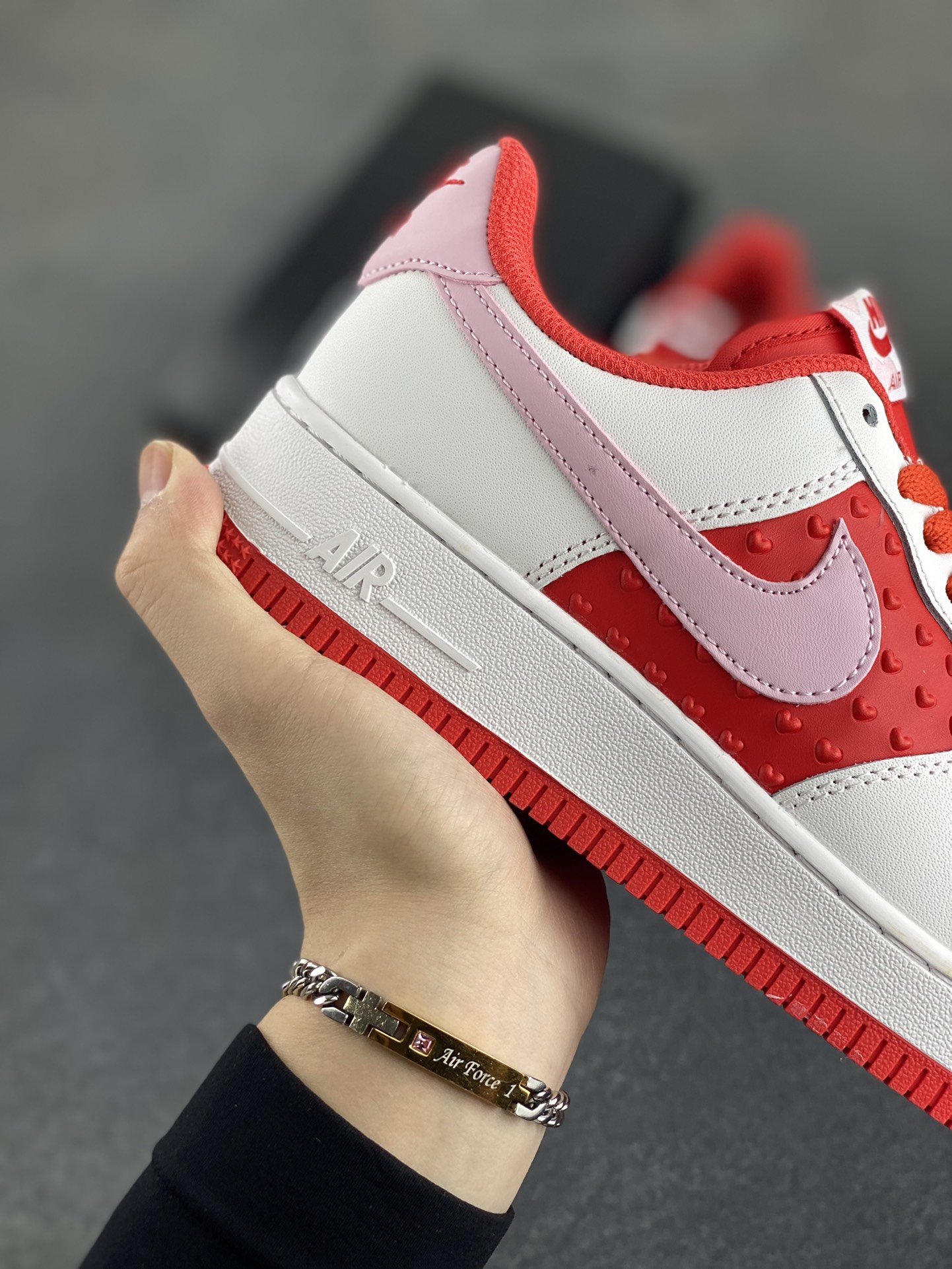 图片[6]-Nike Air Force 1 Low 空军一号低帮百搭休闲运动板鞋。柔软、弹性十足的缓震性能和出色的中底设计，横跨复古与现代的外型结合，造就出风靡全球三十多年的Force 1，直到今天还深受青睐。 货号：DJ7998-100 尺码：36 36.5 37.5 38 38.5 39 40 40.5 41 42 42.5 43 44 44.5 45-选品中心
