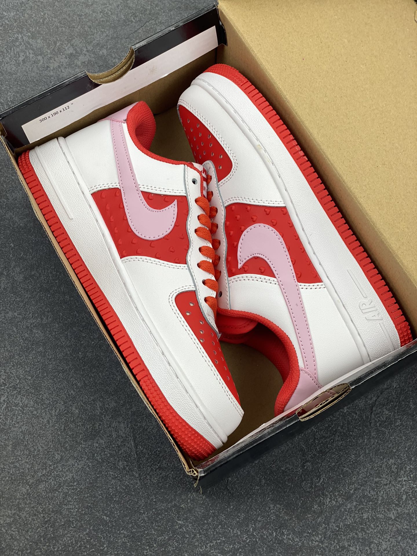 图片[9]-Nike Air Force 1 Low 空军一号低帮百搭休闲运动板鞋。柔软、弹性十足的缓震性能和出色的中底设计，横跨复古与现代的外型结合，造就出风靡全球三十多年的Force 1，直到今天还深受青睐。 货号：DJ7998-100 尺码：36 36.5 37.5 38 38.5 39 40 40.5 41 42 42.5 43 44 44.5 45-选品中心