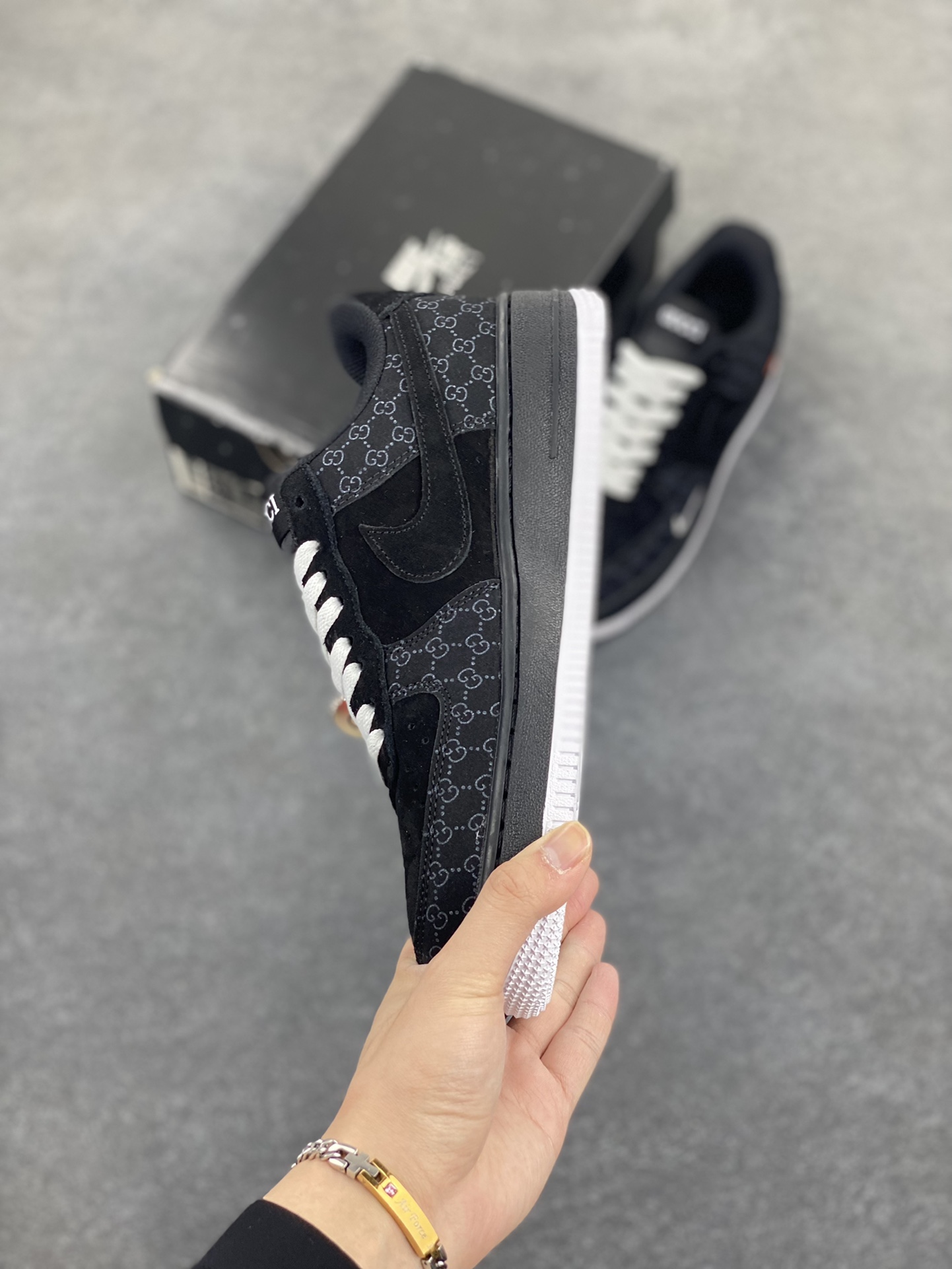 图片[3]-Nike Air Force 1 Low 空军一号低帮百搭休闲运动板鞋。柔软、弹性十足的缓震性能和出色的中底设计，横跨复古与现代的外型结合，造就出风靡全球三十多年的Force 1，直到今天还深受青睐。 货号：DJ7998-100 尺码：36 36.5 37.5 38 38.5 39 40 40.5 41 42 42.5 43 44 44.5 45-选品中心