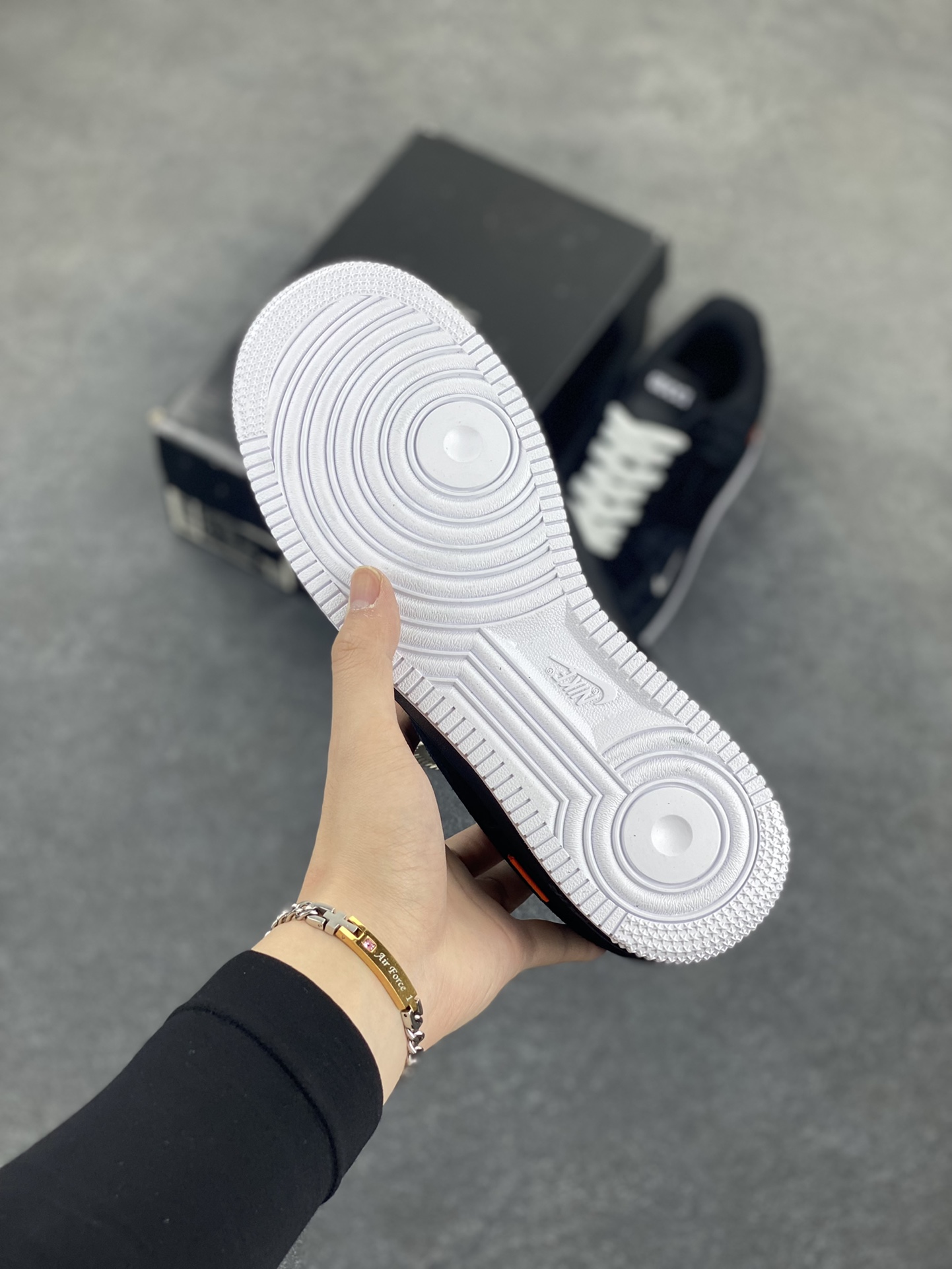 图片[5]-Nike Air Force 1 Low 空军一号低帮百搭休闲运动板鞋。柔软、弹性十足的缓震性能和出色的中底设计，横跨复古与现代的外型结合，造就出风靡全球三十多年的Force 1，直到今天还深受青睐。 货号：DJ7998-100 尺码：36 36.5 37.5 38 38.5 39 40 40.5 41 42 42.5 43 44 44.5 45-选品中心