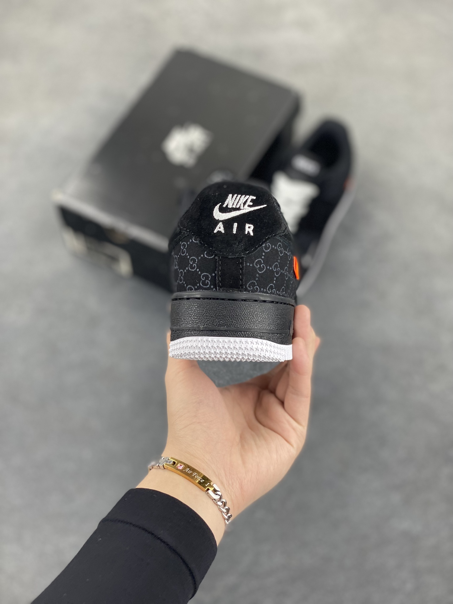 图片[4]-Nike Air Force 1 Low 空军一号低帮百搭休闲运动板鞋。柔软、弹性十足的缓震性能和出色的中底设计，横跨复古与现代的外型结合，造就出风靡全球三十多年的Force 1，直到今天还深受青睐。 货号：DJ7998-100 尺码：36 36.5 37.5 38 38.5 39 40 40.5 41 42 42.5 43 44 44.5 45-选品中心