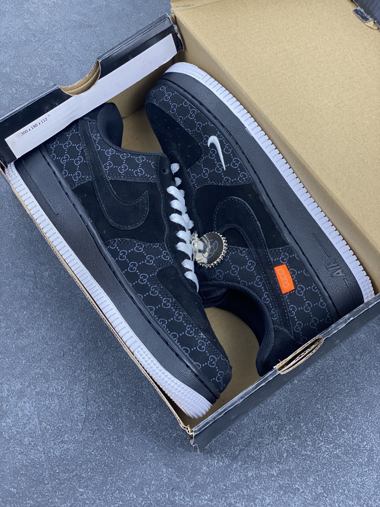 图片[9]-Nike Air Force 1 Low 空军一号低帮百搭休闲运动板鞋。柔软、弹性十足的缓震性能和出色的中底设计，横跨复古与现代的外型结合，造就出风靡全球三十多年的Force 1，直到今天还深受青睐。 货号：DJ7998-100 尺码：36 36.5 37.5 38 38.5 39 40 40.5 41 42 42.5 43 44 44.5 45-选品中心