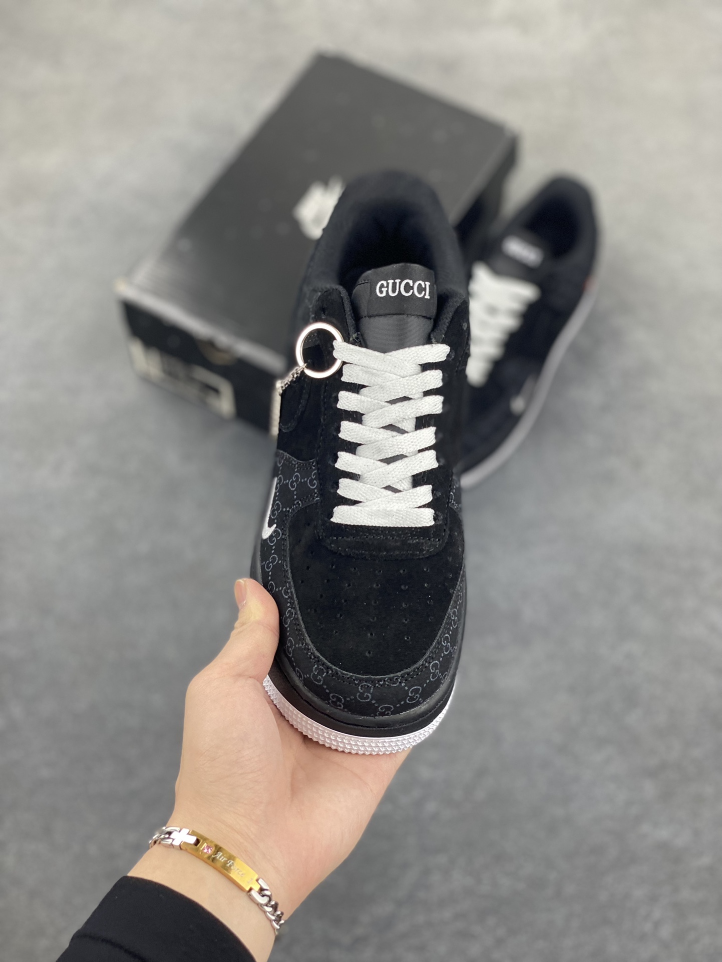 图片[2]-Nike Air Force 1 Low 空军一号低帮百搭休闲运动板鞋。柔软、弹性十足的缓震性能和出色的中底设计，横跨复古与现代的外型结合，造就出风靡全球三十多年的Force 1，直到今天还深受青睐。 货号：DJ7998-100 尺码：36 36.5 37.5 38 38.5 39 40 40.5 41 42 42.5 43 44 44.5 45-选品中心