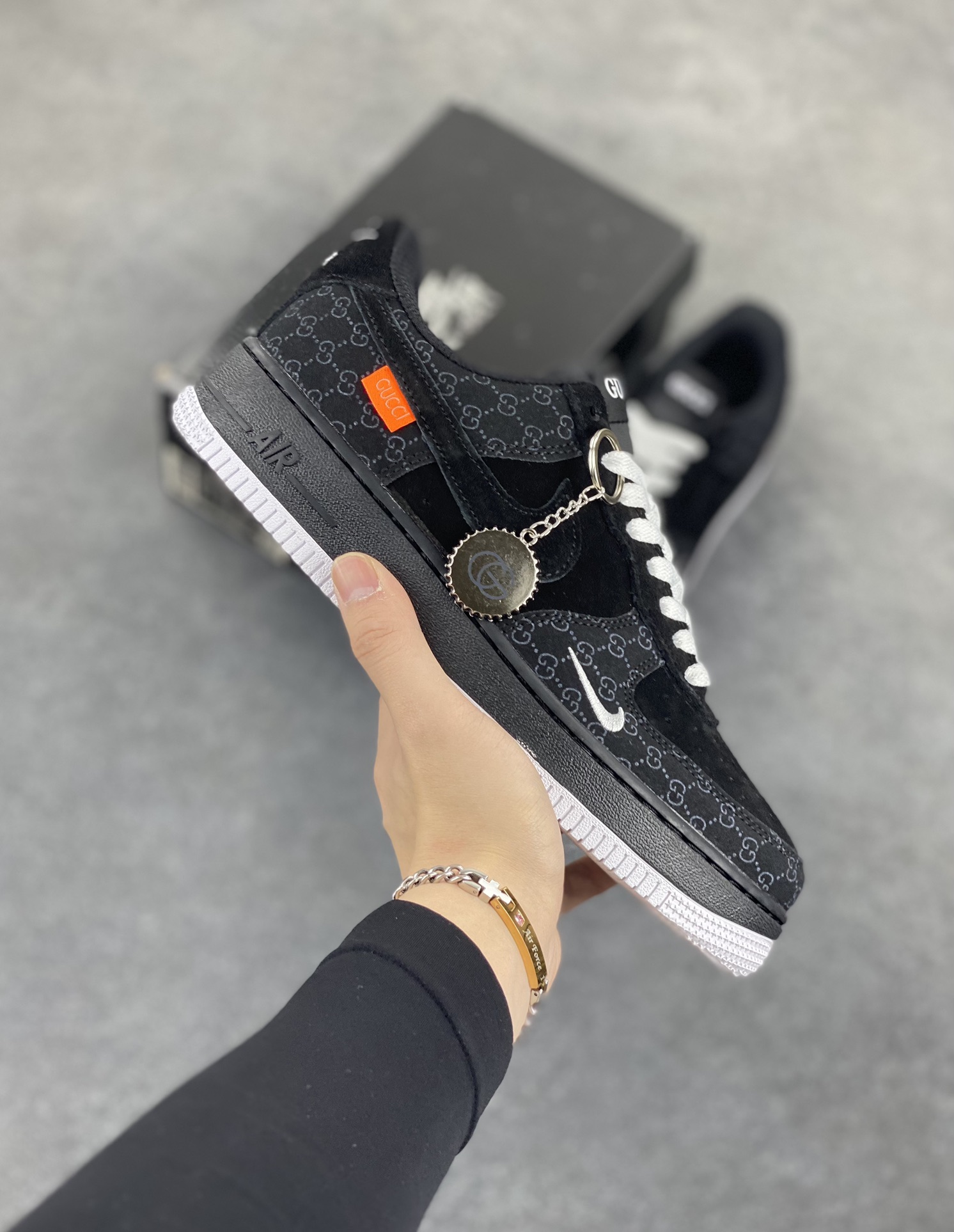 Nike Air Force 1 Low 空军一号低帮百搭休闲运动板鞋。柔软、弹性十足的缓震性能和出色的中底设计,横跨复古与现代的外型结合,造就出风靡全球三十多年的Force 1,直到今天还深受青睐。 货号:DJ7998-100 尺码:36 36.5 37.5 38 38.5 39 40 40.5 41 42 42.5 43 44 44.5 45-选品中心