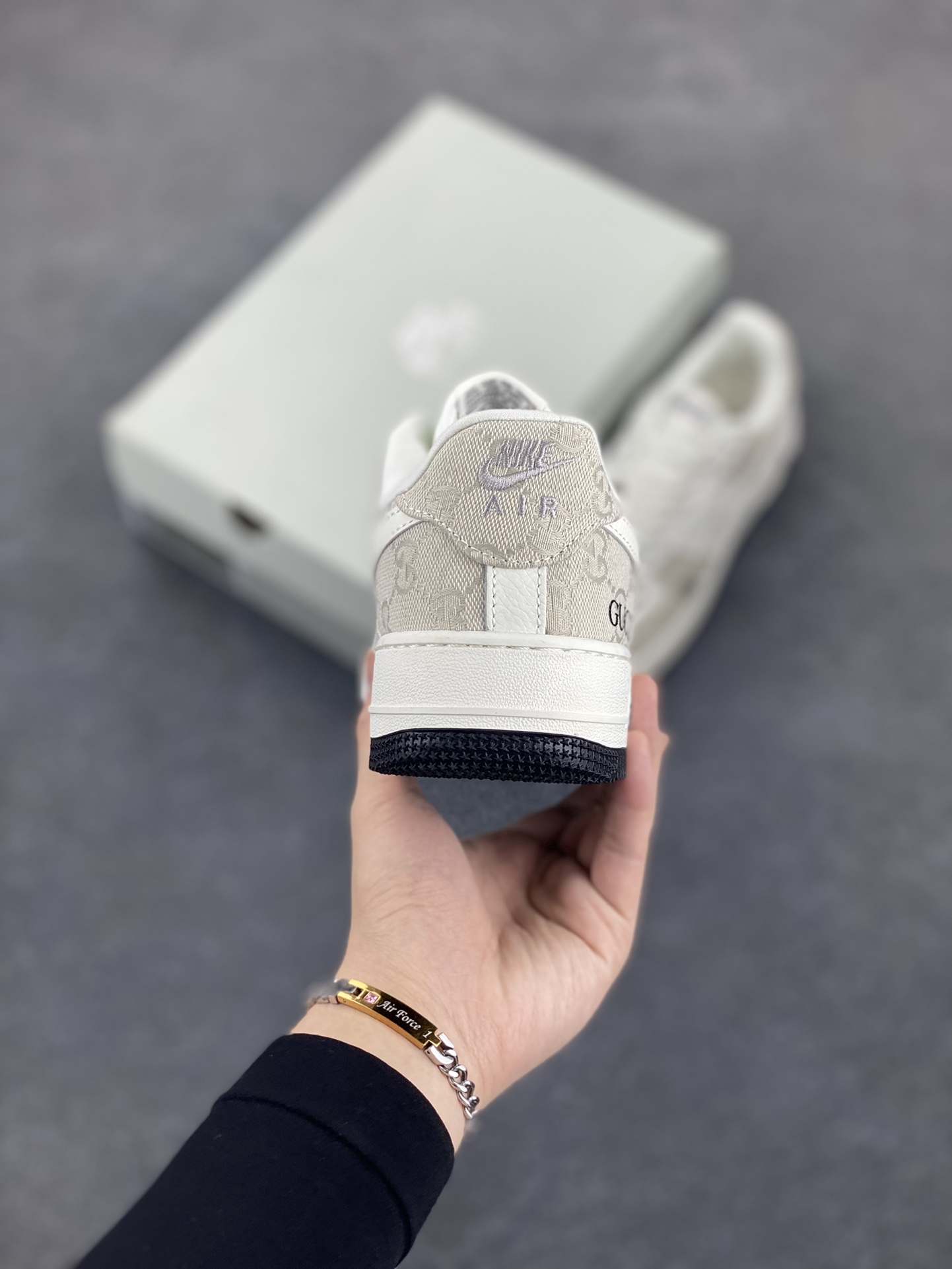 图片[4]-Nike Air Force 1 Low 空军一号低帮百搭休闲运动板鞋。柔软、弹性十足的缓震性能和出色的中底设计，横跨复古与现代的外型结合，造就出风靡全球三十多年的Force 1，直到今天还深受青睐。 货号：DZ4711-100 尺码：36 36.5 37.5 38 38.5 39 40 40.5 41 42 42.5 43 44 44.5 45-选品中心
