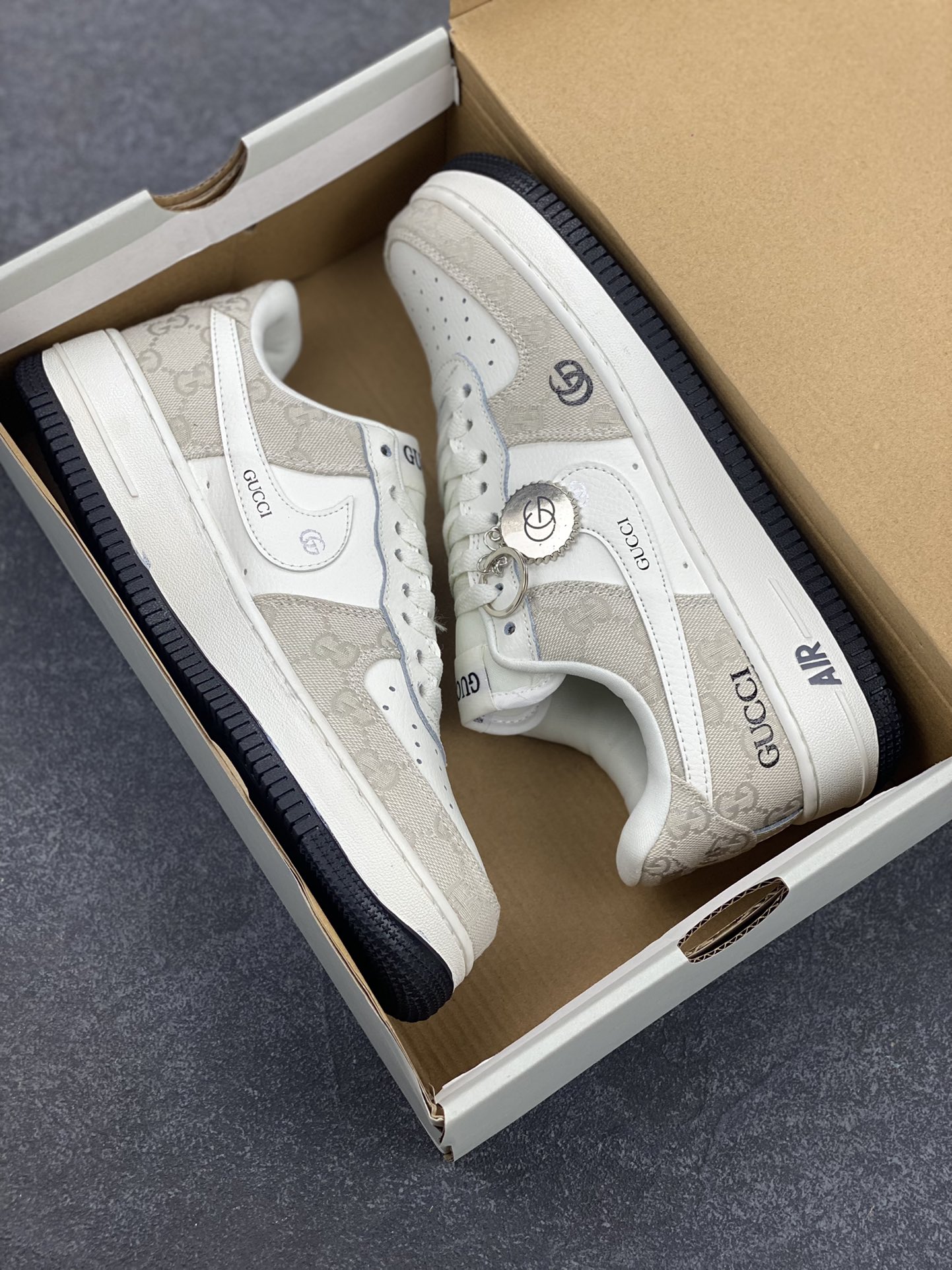 图片[9]-Nike Air Force 1 Low 空军一号低帮百搭休闲运动板鞋。柔软、弹性十足的缓震性能和出色的中底设计，横跨复古与现代的外型结合，造就出风靡全球三十多年的Force 1，直到今天还深受青睐。 货号：DZ4711-100 尺码：36 36.5 37.5 38 38.5 39 40 40.5 41 42 42.5 43 44 44.5 45-选品中心