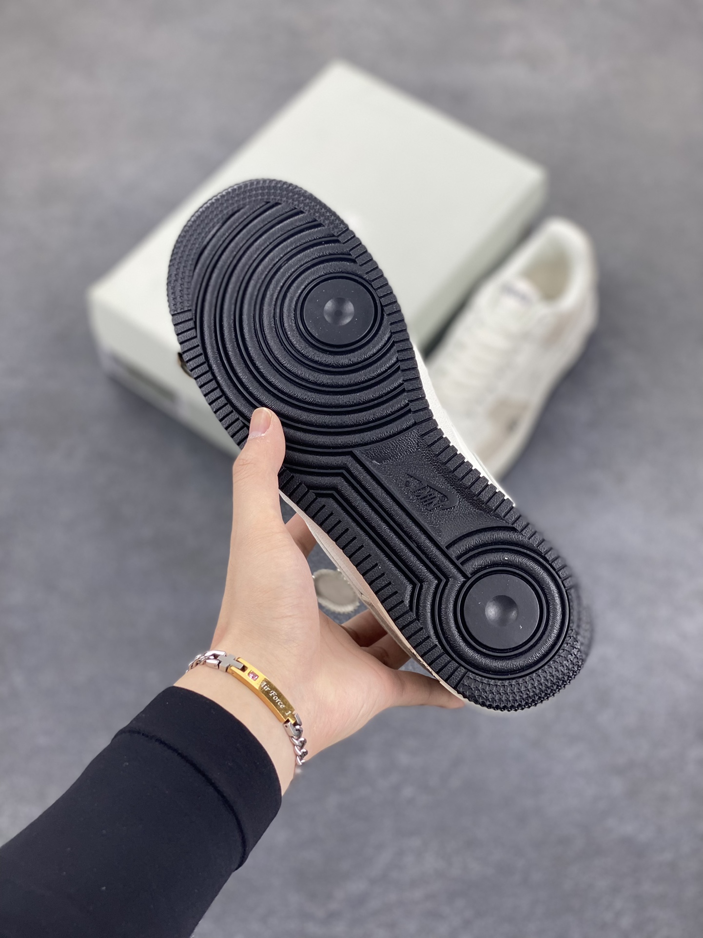 图片[5]-Nike Air Force 1 Low 空军一号低帮百搭休闲运动板鞋。柔软、弹性十足的缓震性能和出色的中底设计，横跨复古与现代的外型结合，造就出风靡全球三十多年的Force 1，直到今天还深受青睐。 货号：DZ4711-100 尺码：36 36.5 37.5 38 38.5 39 40 40.5 41 42 42.5 43 44 44.5 45-选品中心