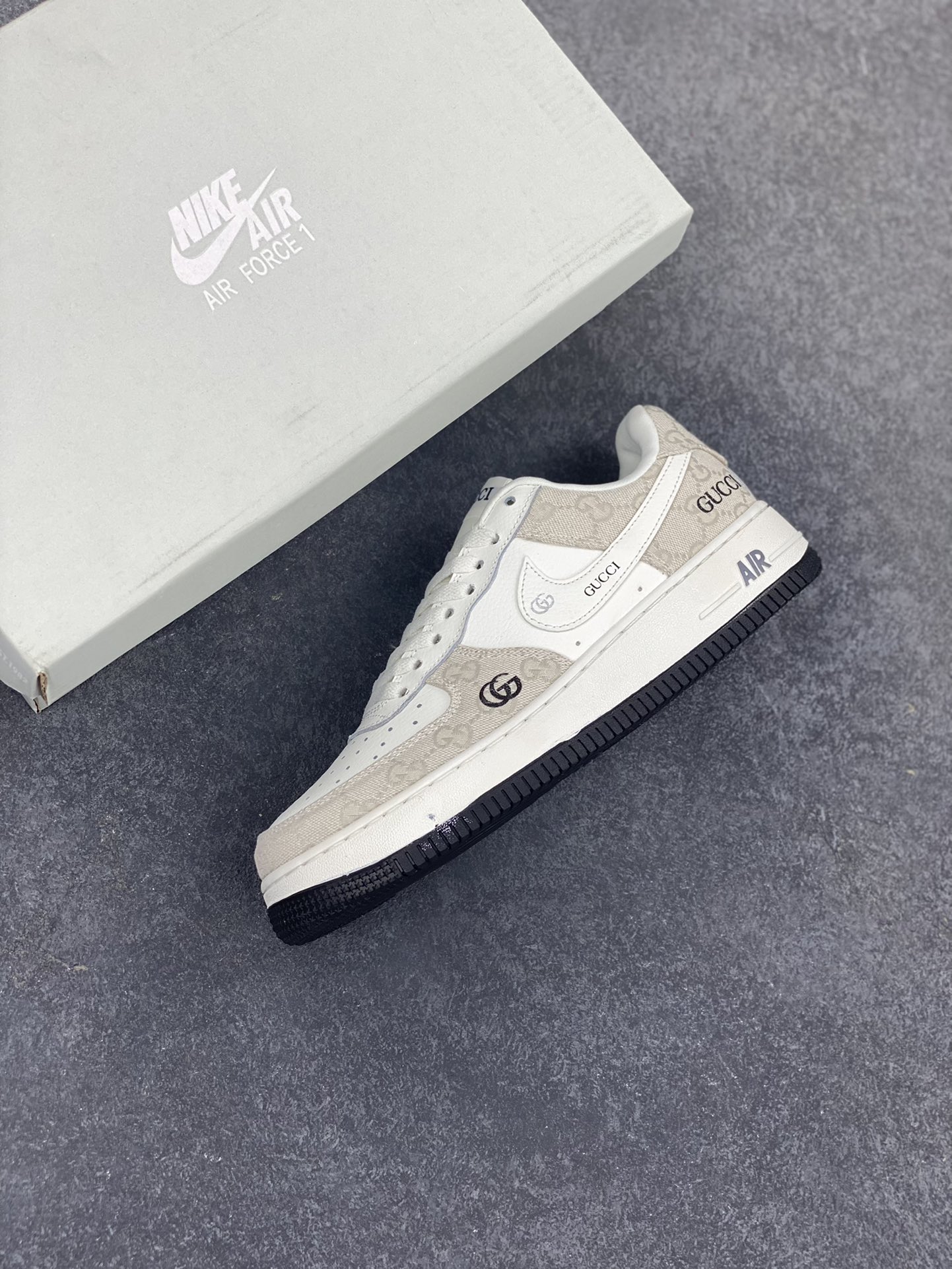 图片[7]-Nike Air Force 1 Low 空军一号低帮百搭休闲运动板鞋。柔软、弹性十足的缓震性能和出色的中底设计，横跨复古与现代的外型结合，造就出风靡全球三十多年的Force 1，直到今天还深受青睐。 货号：DZ4711-100 尺码：36 36.5 37.5 38 38.5 39 40 40.5 41 42 42.5 43 44 44.5 45-选品中心