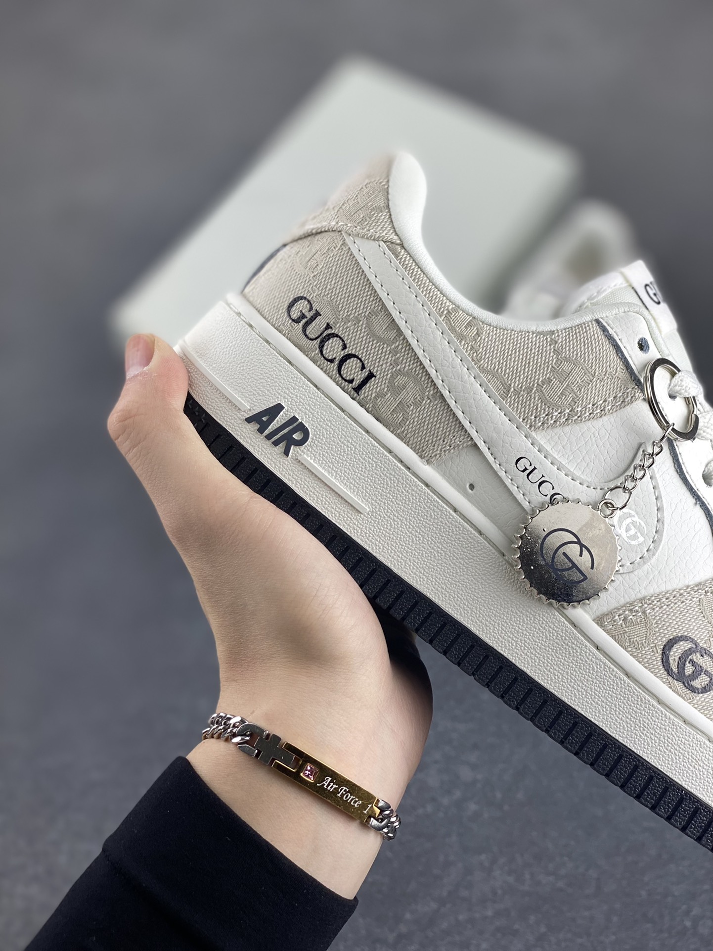 图片[6]-Nike Air Force 1 Low 空军一号低帮百搭休闲运动板鞋。柔软、弹性十足的缓震性能和出色的中底设计，横跨复古与现代的外型结合，造就出风靡全球三十多年的Force 1，直到今天还深受青睐。 货号：DZ4711-100 尺码：36 36.5 37.5 38 38.5 39 40 40.5 41 42 42.5 43 44 44.5 45-选品中心