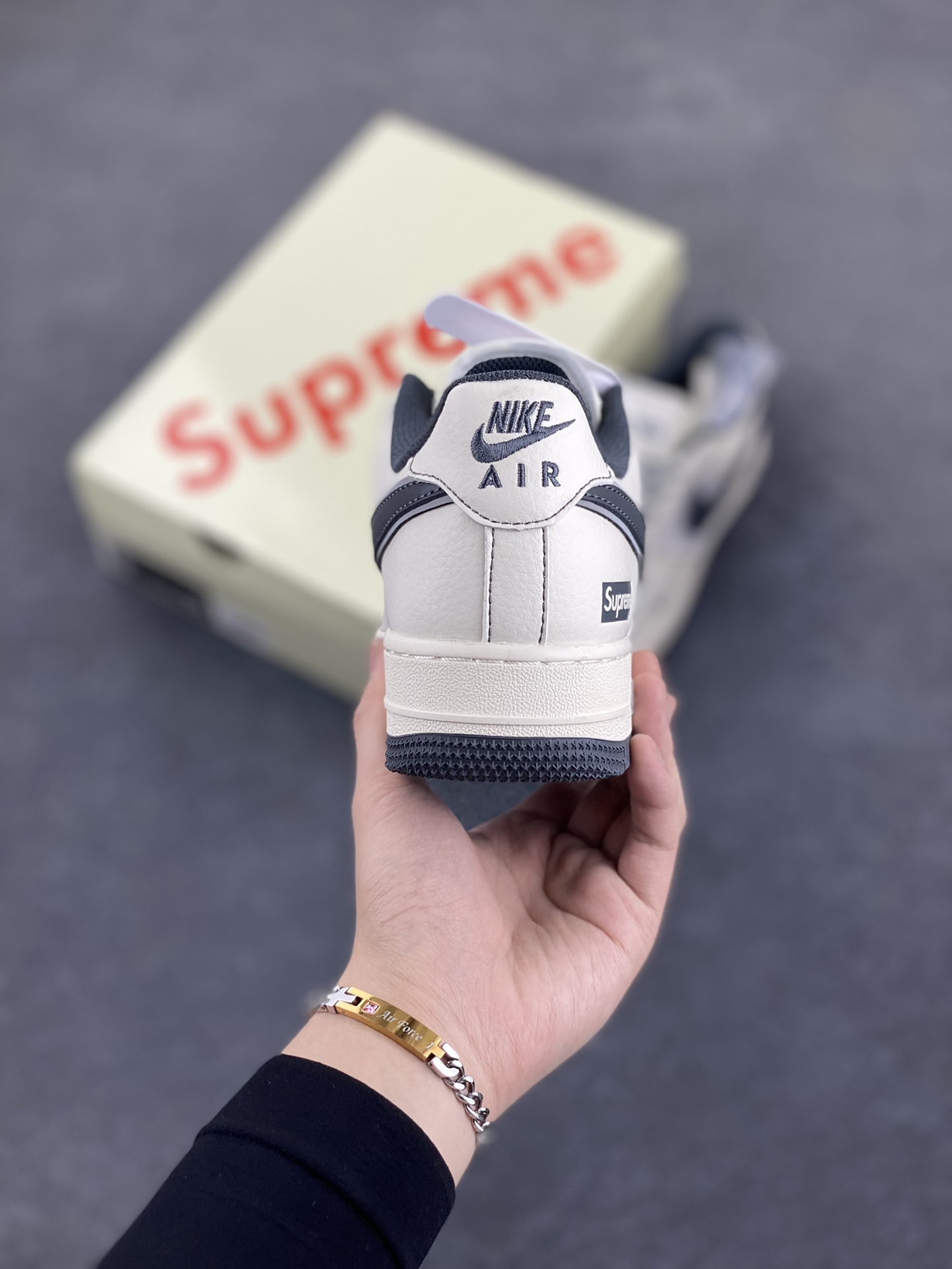 图片[4]-NIke Air Force 1 \’07 Low “Supreme联名——猪八灰底”空军一号 低帮 运动鞋 休闲鞋 折边针车 工艺难度大 原楦头原纸板 原装鞋盒 定制五金配件 内置全掌气垫 原厂鞋底 货号：XZ6188-367 尺码：36 36.5 37.5 38 38.5 39 40 40.5 41 42 42.5 43 44 44.5 45-选品中心