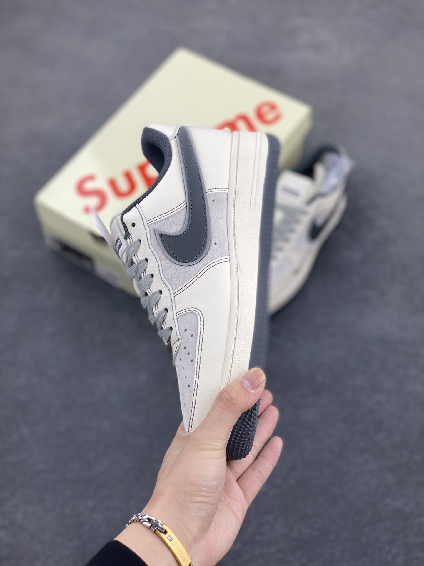 图片[3]-NIke Air Force 1 \’07 Low “Supreme联名——猪八灰底”空军一号 低帮 运动鞋 休闲鞋 折边针车 工艺难度大 原楦头原纸板 原装鞋盒 定制五金配件 内置全掌气垫 原厂鞋底 货号：XZ6188-367 尺码：36 36.5 37.5 38 38.5 39 40 40.5 41 42 42.5 43 44 44.5 45-选品中心