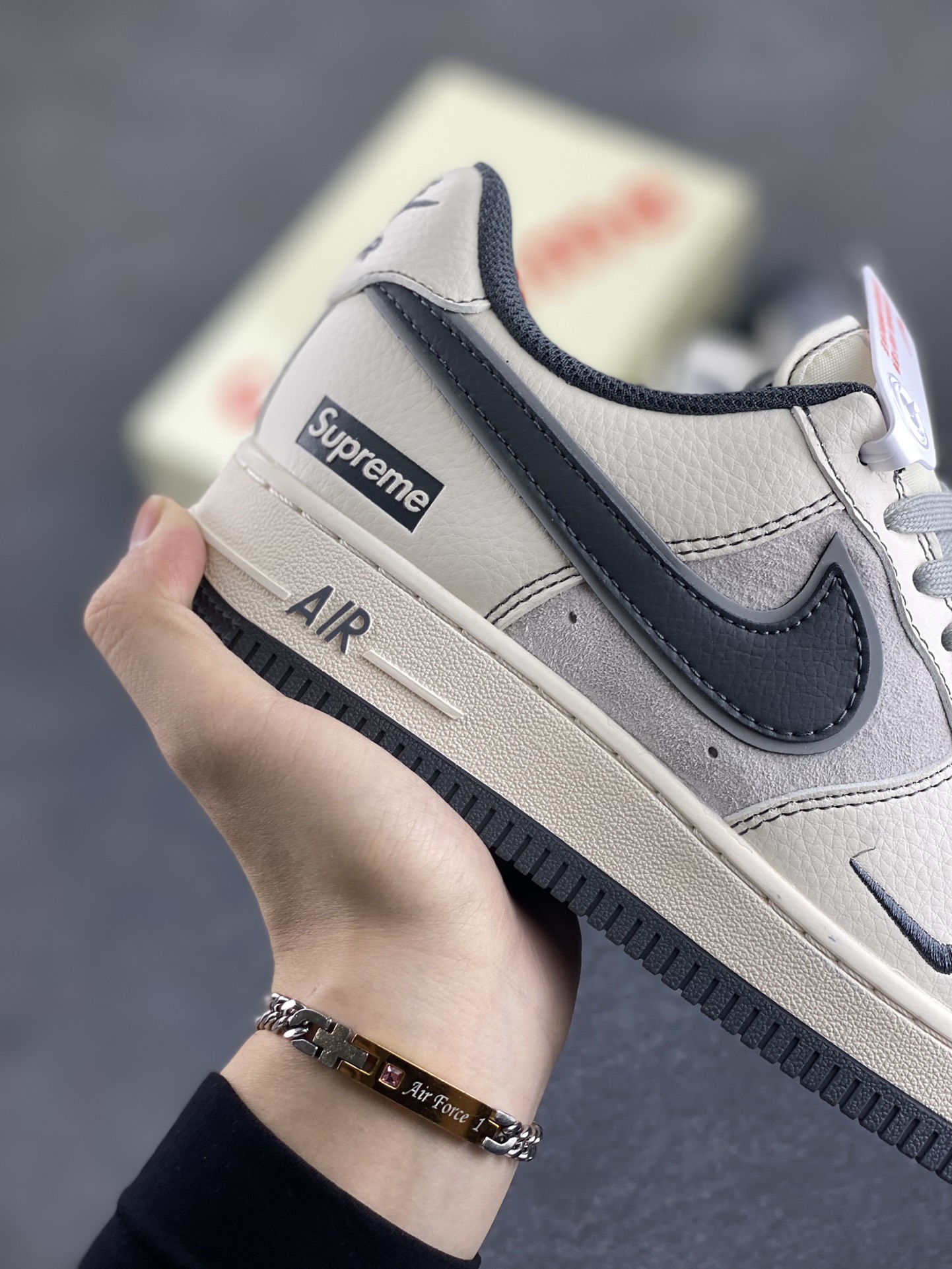 图片[6]-NIke Air Force 1 \’07 Low “Supreme联名——猪八灰底”空军一号 低帮 运动鞋 休闲鞋 折边针车 工艺难度大 原楦头原纸板 原装鞋盒 定制五金配件 内置全掌气垫 原厂鞋底 货号：XZ6188-367 尺码：36 36.5 37.5 38 38.5 39 40 40.5 41 42 42.5 43 44 44.5 45-选品中心