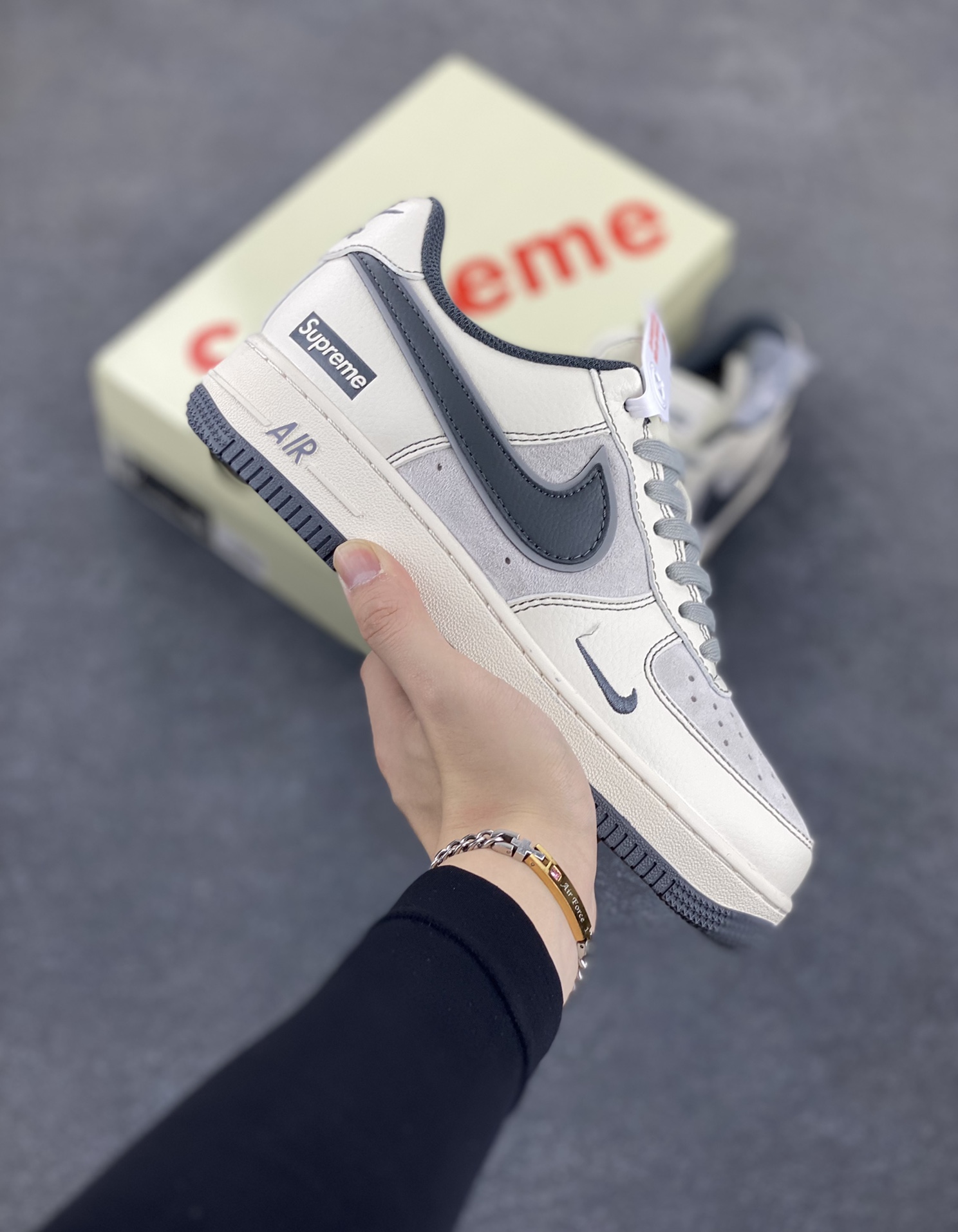 NIke Air Force 1 \'07 Low “Supreme联名——猪八灰底”空军一号 低帮 运动鞋 休闲鞋 折边针车 工艺难度大 原楦头原纸板 原装鞋盒 定制五金配件 内置全掌气垫 原厂鞋底 货号：XZ6188-367 尺码：36 36.5 37.5 38 38.5 39 40 40.5 41 42 42.5 43 44 44.5 45-选品中心
