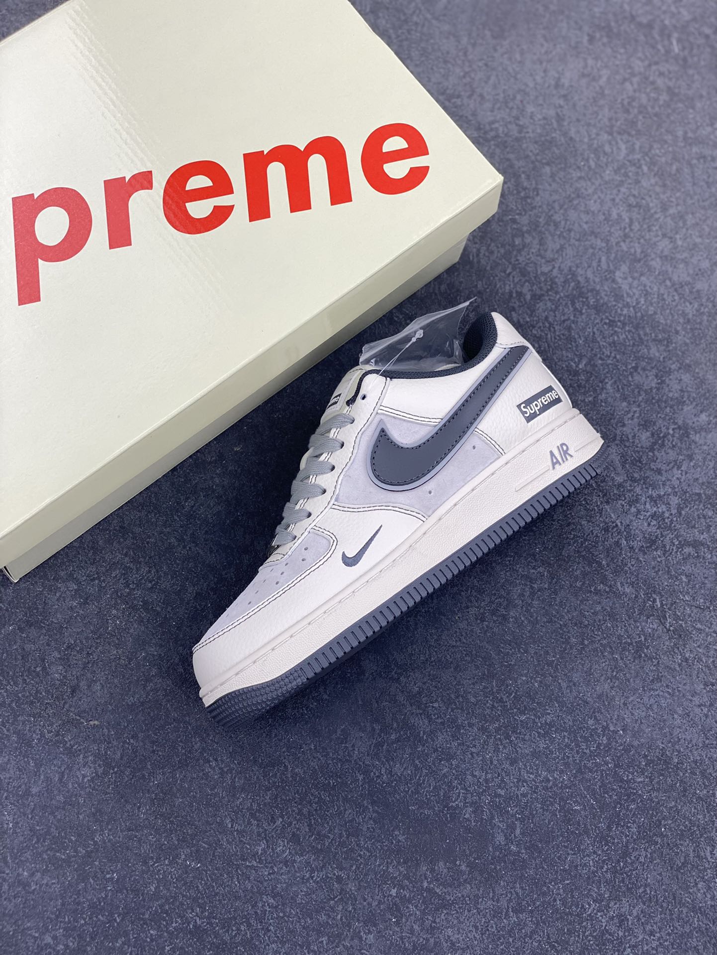 图片[7]-NIke Air Force 1 \’07 Low “Supreme联名——猪八灰底”空军一号 低帮 运动鞋 休闲鞋 折边针车 工艺难度大 原楦头原纸板 原装鞋盒 定制五金配件 内置全掌气垫 原厂鞋底 货号：XZ6188-367 尺码：36 36.5 37.5 38 38.5 39 40 40.5 41 42 42.5 43 44 44.5 45-选品中心