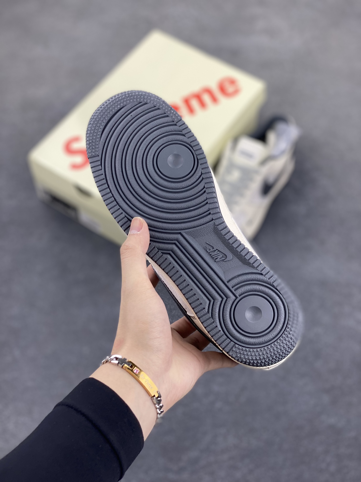 图片[5]-NIke Air Force 1 \’07 Low “Supreme联名——猪八灰底”空军一号 低帮 运动鞋 休闲鞋 折边针车 工艺难度大 原楦头原纸板 原装鞋盒 定制五金配件 内置全掌气垫 原厂鞋底 货号：XZ6188-367 尺码：36 36.5 37.5 38 38.5 39 40 40.5 41 42 42.5 43 44 44.5 45-选品中心