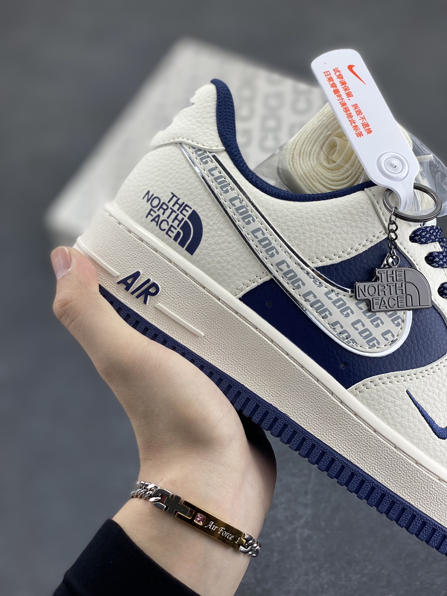 图片[6]-NIke Air Force 1 \’07 Low “北面联名——CDG深蓝”空军一号 低帮 运动鞋 休闲鞋 折边针车 工艺难度大 原楦头原纸板 原装鞋盒 定制五金配件 内置全掌气垫 原厂鞋底 货号：HH7518-075 尺码：36 36.5 37.5 38 38.5 39 40 40.5 41 42 42.5 43 44 44.5 45-选品中心