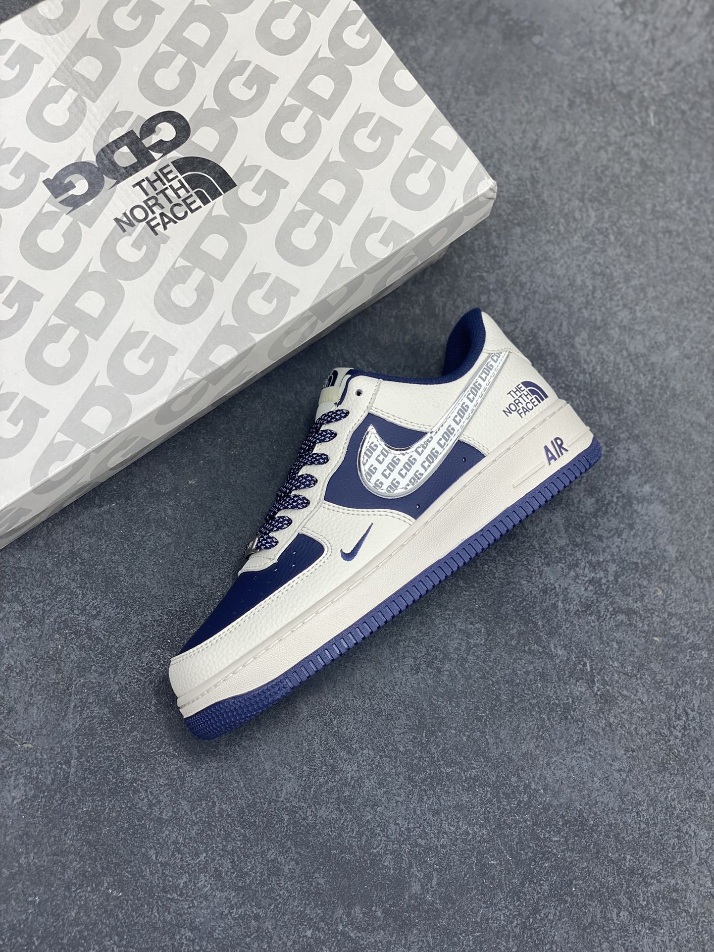 图片[7]-NIke Air Force 1 \’07 Low “北面联名——CDG深蓝”空军一号 低帮 运动鞋 休闲鞋 折边针车 工艺难度大 原楦头原纸板 原装鞋盒 定制五金配件 内置全掌气垫 原厂鞋底 货号：HH7518-075 尺码：36 36.5 37.5 38 38.5 39 40 40.5 41 42 42.5 43 44 44.5 45-选品中心
