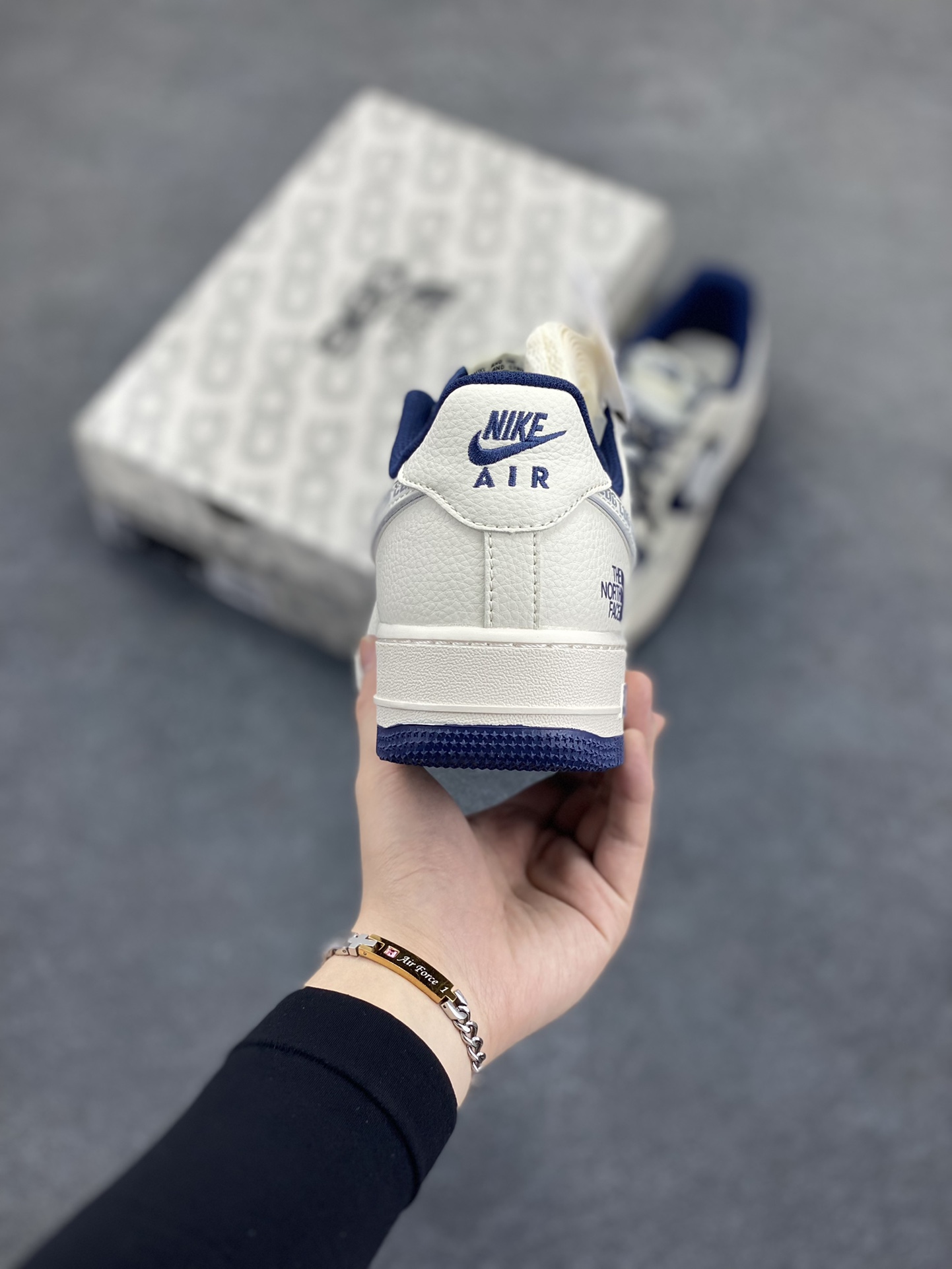 图片[4]-NIke Air Force 1 \’07 Low “北面联名——CDG深蓝”空军一号 低帮 运动鞋 休闲鞋 折边针车 工艺难度大 原楦头原纸板 原装鞋盒 定制五金配件 内置全掌气垫 原厂鞋底 货号：HH7518-075 尺码：36 36.5 37.5 38 38.5 39 40 40.5 41 42 42.5 43 44 44.5 45-选品中心