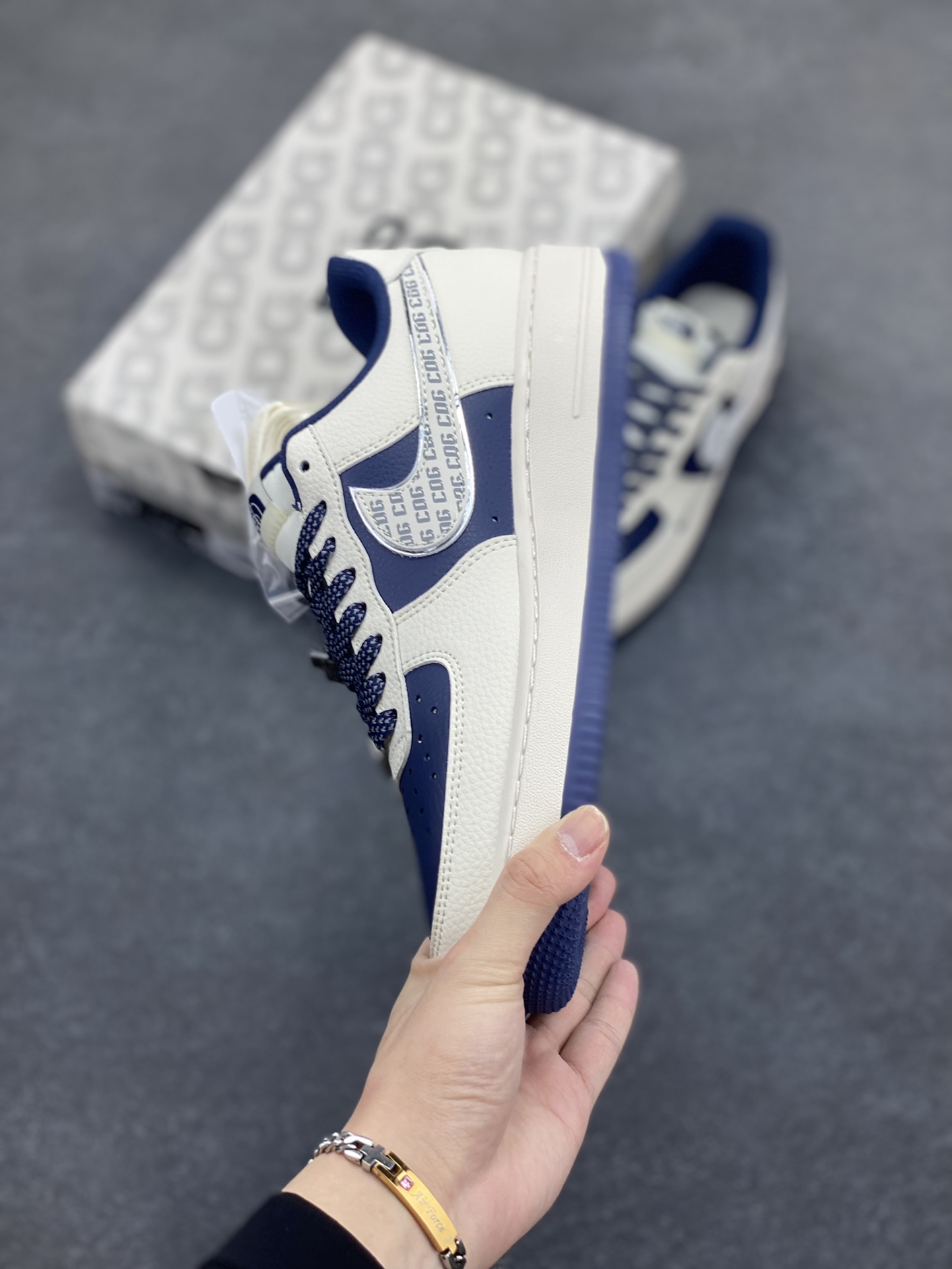 图片[3]-NIke Air Force 1 \’07 Low “北面联名——CDG深蓝”空军一号 低帮 运动鞋 休闲鞋 折边针车 工艺难度大 原楦头原纸板 原装鞋盒 定制五金配件 内置全掌气垫 原厂鞋底 货号：HH7518-075 尺码：36 36.5 37.5 38 38.5 39 40 40.5 41 42 42.5 43 44 44.5 45-选品中心