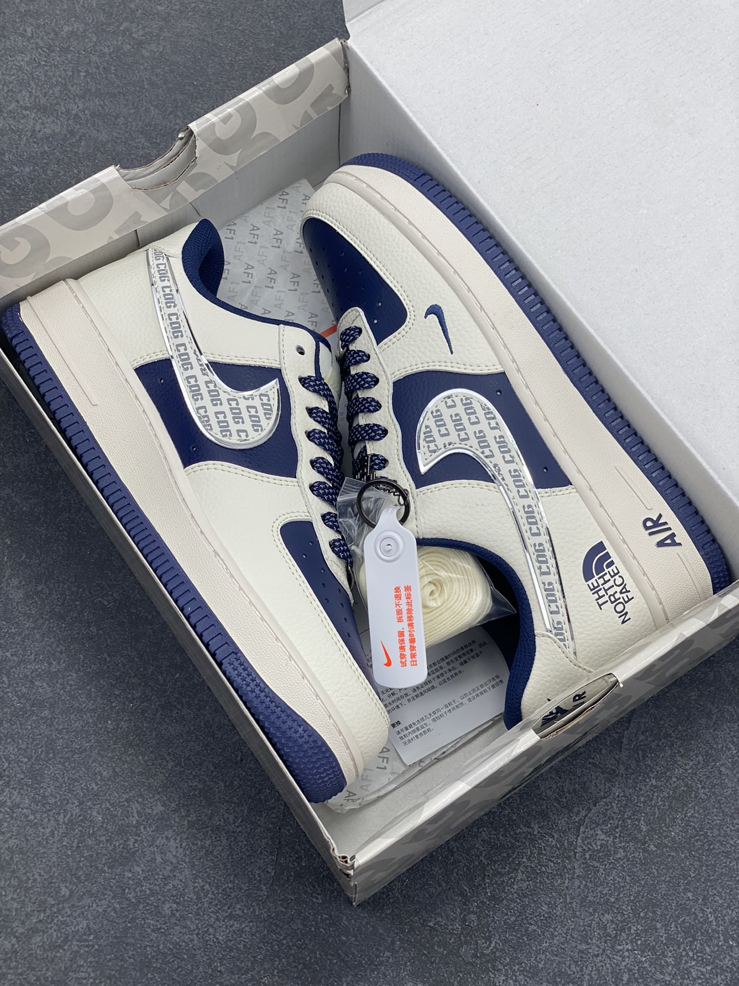 图片[9]-NIke Air Force 1 \’07 Low “北面联名——CDG深蓝”空军一号 低帮 运动鞋 休闲鞋 折边针车 工艺难度大 原楦头原纸板 原装鞋盒 定制五金配件 内置全掌气垫 原厂鞋底 货号：HH7518-075 尺码：36 36.5 37.5 38 38.5 39 40 40.5 41 42 42.5 43 44 44.5 45-选品中心