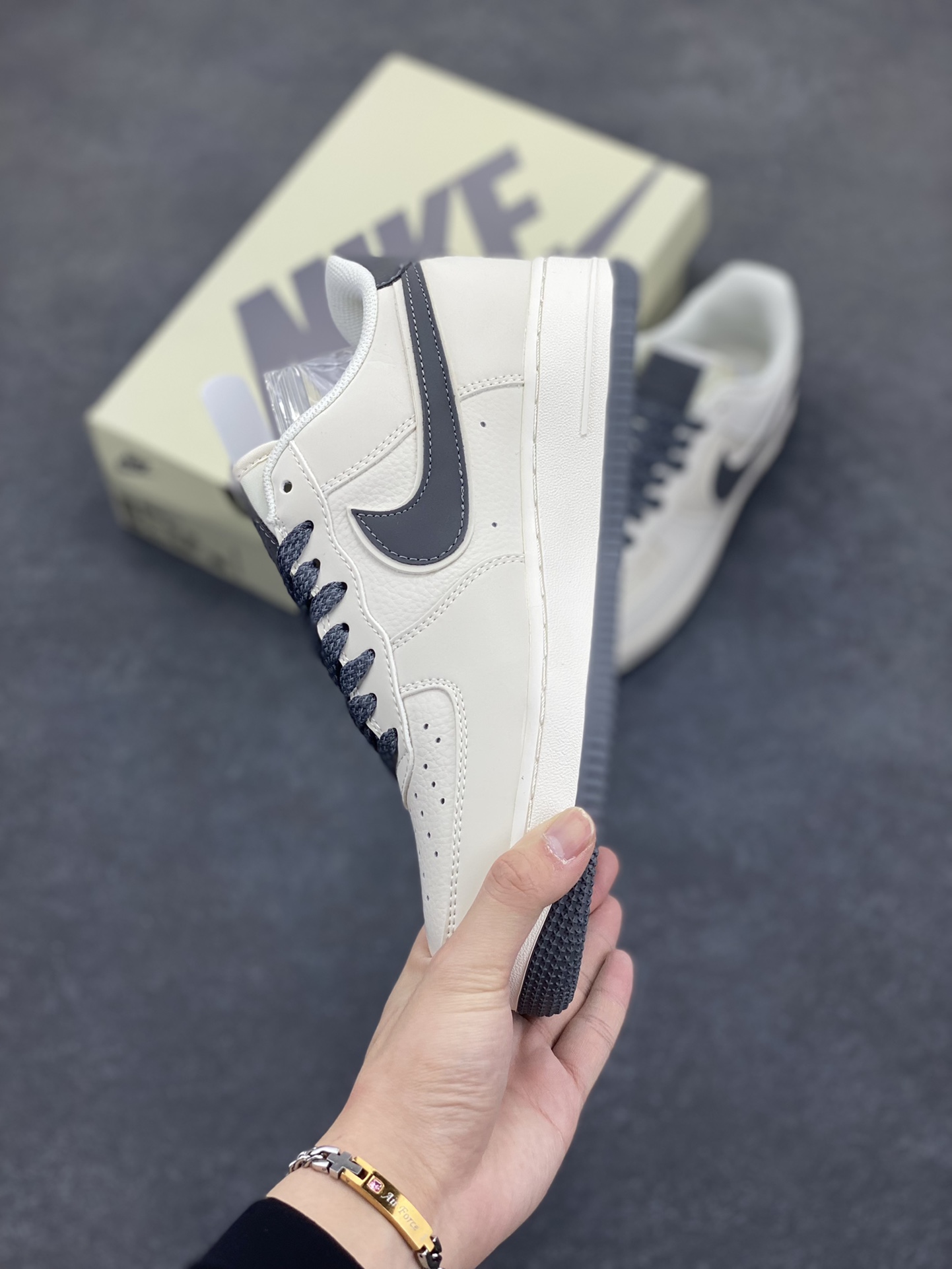图片[3]-Nike Air Force 1 Low \’07 米深灰 满天星低帮空军一号休闲板鞋 客供高亮3m反光 定制头成皮料 定制鞋盒 原楦原纸板 纯正版型 内置全掌气垫 货号：GL6835-013 尺码：36 36.5 37.5 38 38.5 39 40 40.5 41 42 42.5 43 44 44.5 45-选品中心