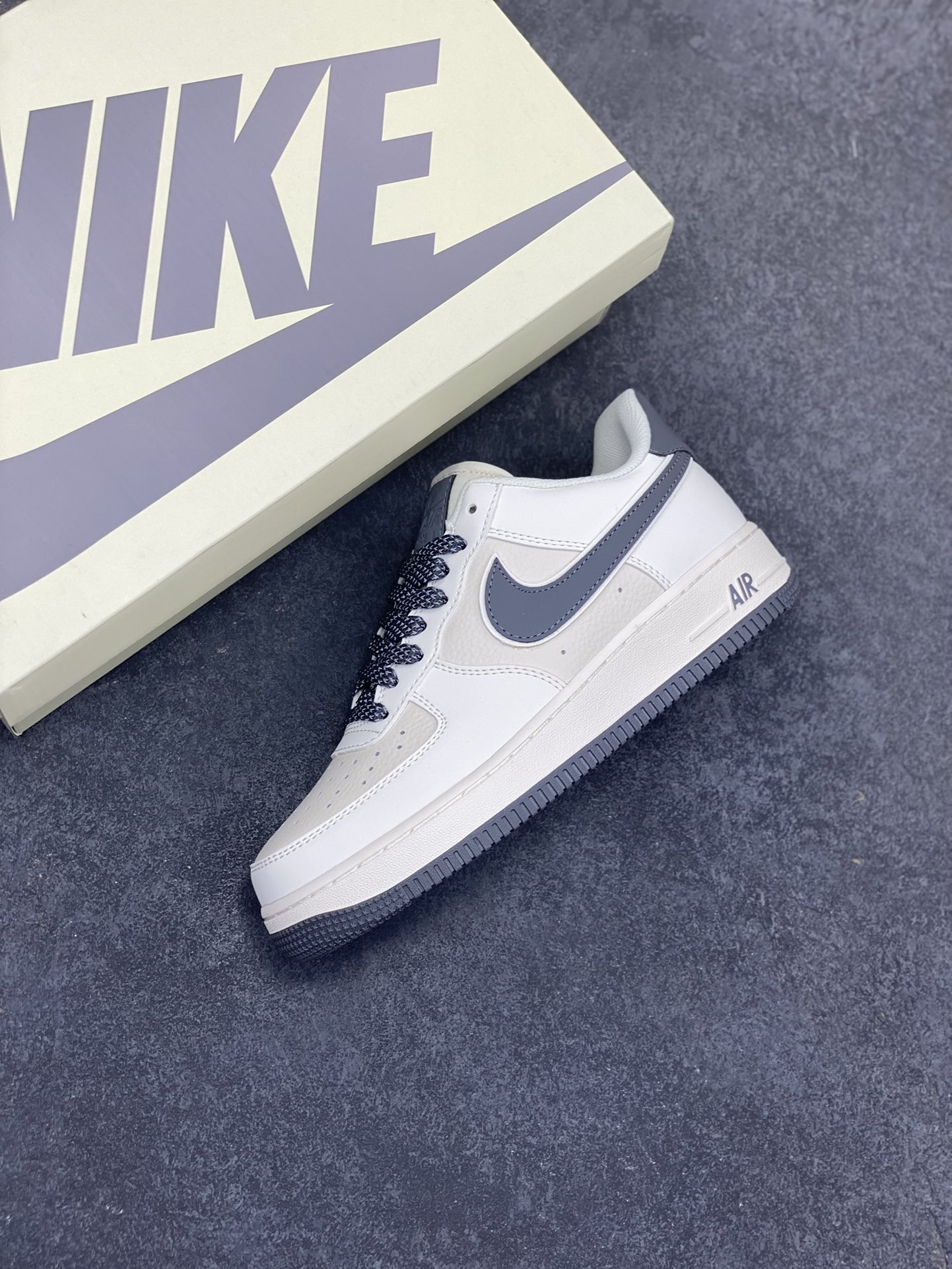 图片[7]-Nike Air Force 1 Low \’07 米深灰 满天星低帮空军一号休闲板鞋 客供高亮3m反光 定制头成皮料 定制鞋盒 原楦原纸板 纯正版型 内置全掌气垫 货号：GL6835-013 尺码：36 36.5 37.5 38 38.5 39 40 40.5 41 42 42.5 43 44 44.5 45-选品中心