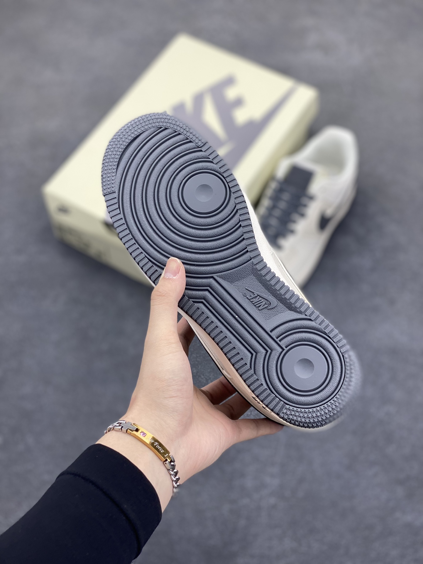 图片[5]-Nike Air Force 1 Low \’07 米深灰 满天星低帮空军一号休闲板鞋 客供高亮3m反光 定制头成皮料 定制鞋盒 原楦原纸板 纯正版型 内置全掌气垫 货号：GL6835-013 尺码：36 36.5 37.5 38 38.5 39 40 40.5 41 42 42.5 43 44 44.5 45-选品中心