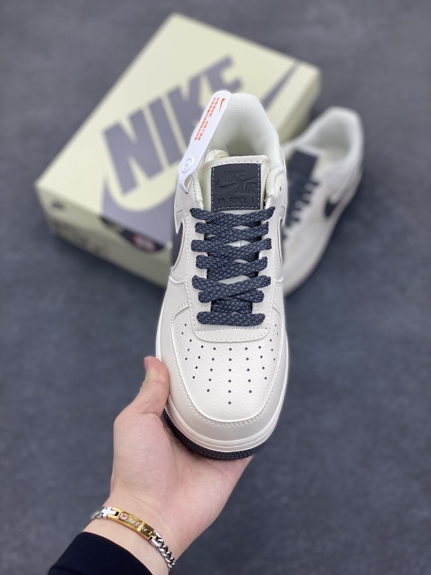 图片[2]-Nike Air Force 1 Low \’07 米深灰 满天星低帮空军一号休闲板鞋 客供高亮3m反光 定制头成皮料 定制鞋盒 原楦原纸板 纯正版型 内置全掌气垫 货号：GL6835-013 尺码：36 36.5 37.5 38 38.5 39 40 40.5 41 42 42.5 43 44 44.5 45-选品中心