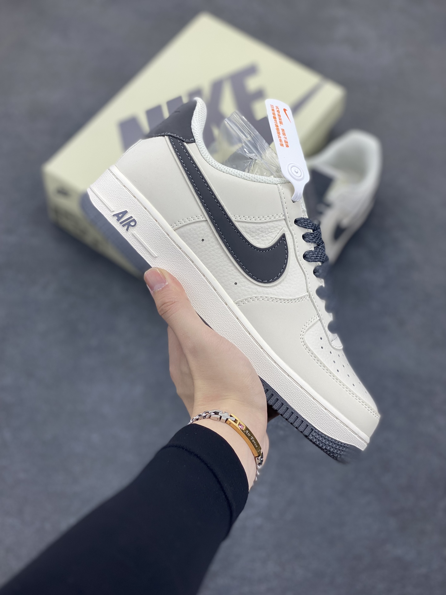 Nike Air Force 1 Low \’07 米深灰 满天星低帮空军一号休闲板鞋 客供高亮3m反光 定制头成皮料 定制鞋盒 原楦原纸板 纯正版型 内置全掌气垫 货号:GL6835-013 尺码:36 36.5 37.5 38 38.5 39 40 40.5 41 42 42.5 43 44 44.5 45-选品中心