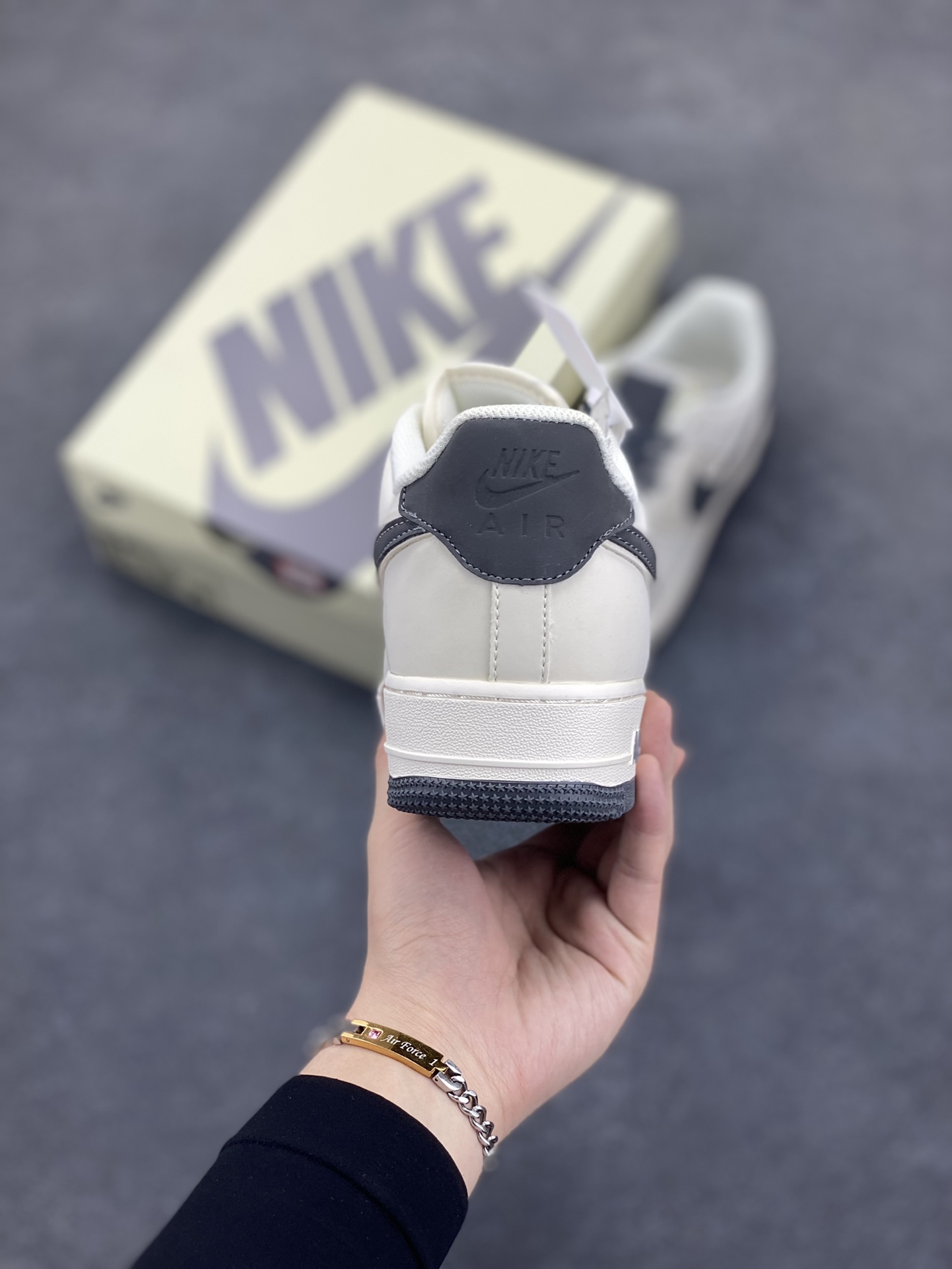 图片[4]-Nike Air Force 1 Low \’07 米深灰 满天星低帮空军一号休闲板鞋 客供高亮3m反光 定制头成皮料 定制鞋盒 原楦原纸板 纯正版型 内置全掌气垫 货号：GL6835-013 尺码：36 36.5 37.5 38 38.5 39 40 40.5 41 42 42.5 43 44 44.5 45-选品中心