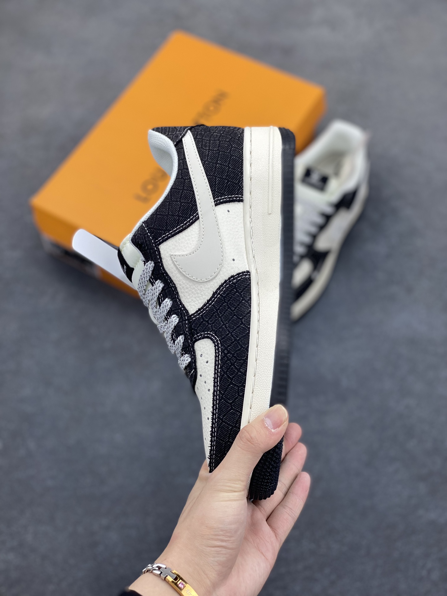 图片[3]-NIke Air Force 1 \’07 Low “LV联名——牛仔黑布”空军一号 低帮 运动鞋 休闲鞋 折边针车 工艺难度大 原楦头原纸板 原装鞋盒 定制五金配件 内置全掌气垫 原厂鞋底 货号：XS1958-550 尺码：36 36.5 37.5 38 38.5 39 40 40.5 41 42 42.5 43 44 44.5 45-选品中心