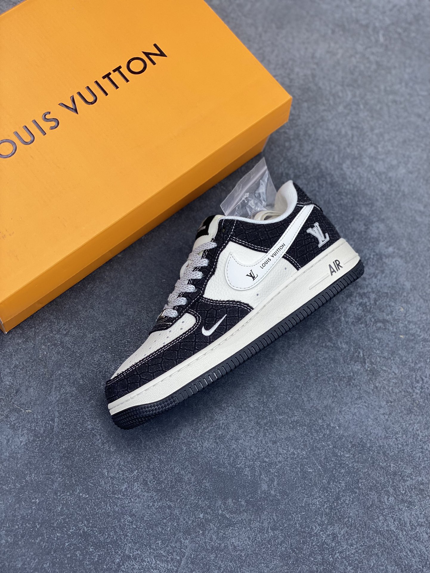 图片[7]-NIke Air Force 1 \’07 Low “LV联名——牛仔黑布”空军一号 低帮 运动鞋 休闲鞋 折边针车 工艺难度大 原楦头原纸板 原装鞋盒 定制五金配件 内置全掌气垫 原厂鞋底 货号：XS1958-550 尺码：36 36.5 37.5 38 38.5 39 40 40.5 41 42 42.5 43 44 44.5 45-选品中心