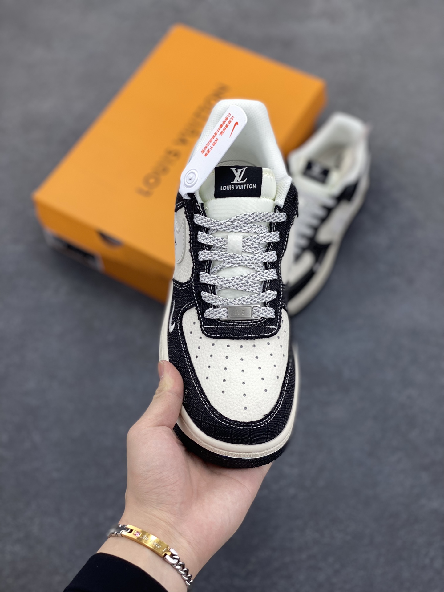 图片[2]-NIke Air Force 1 \’07 Low “LV联名——牛仔黑布”空军一号 低帮 运动鞋 休闲鞋 折边针车 工艺难度大 原楦头原纸板 原装鞋盒 定制五金配件 内置全掌气垫 原厂鞋底 货号：XS1958-550 尺码：36 36.5 37.5 38 38.5 39 40 40.5 41 42 42.5 43 44 44.5 45-选品中心