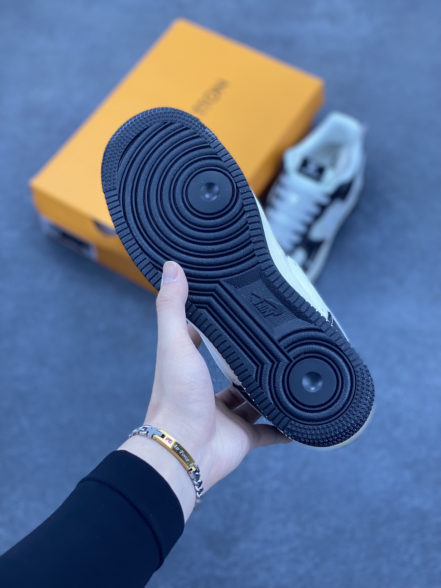 图片[5]-NIke Air Force 1 \’07 Low “LV联名——牛仔黑布”空军一号 低帮 运动鞋 休闲鞋 折边针车 工艺难度大 原楦头原纸板 原装鞋盒 定制五金配件 内置全掌气垫 原厂鞋底 货号：XS1958-550 尺码：36 36.5 37.5 38 38.5 39 40 40.5 41 42 42.5 43 44 44.5 45-选品中心