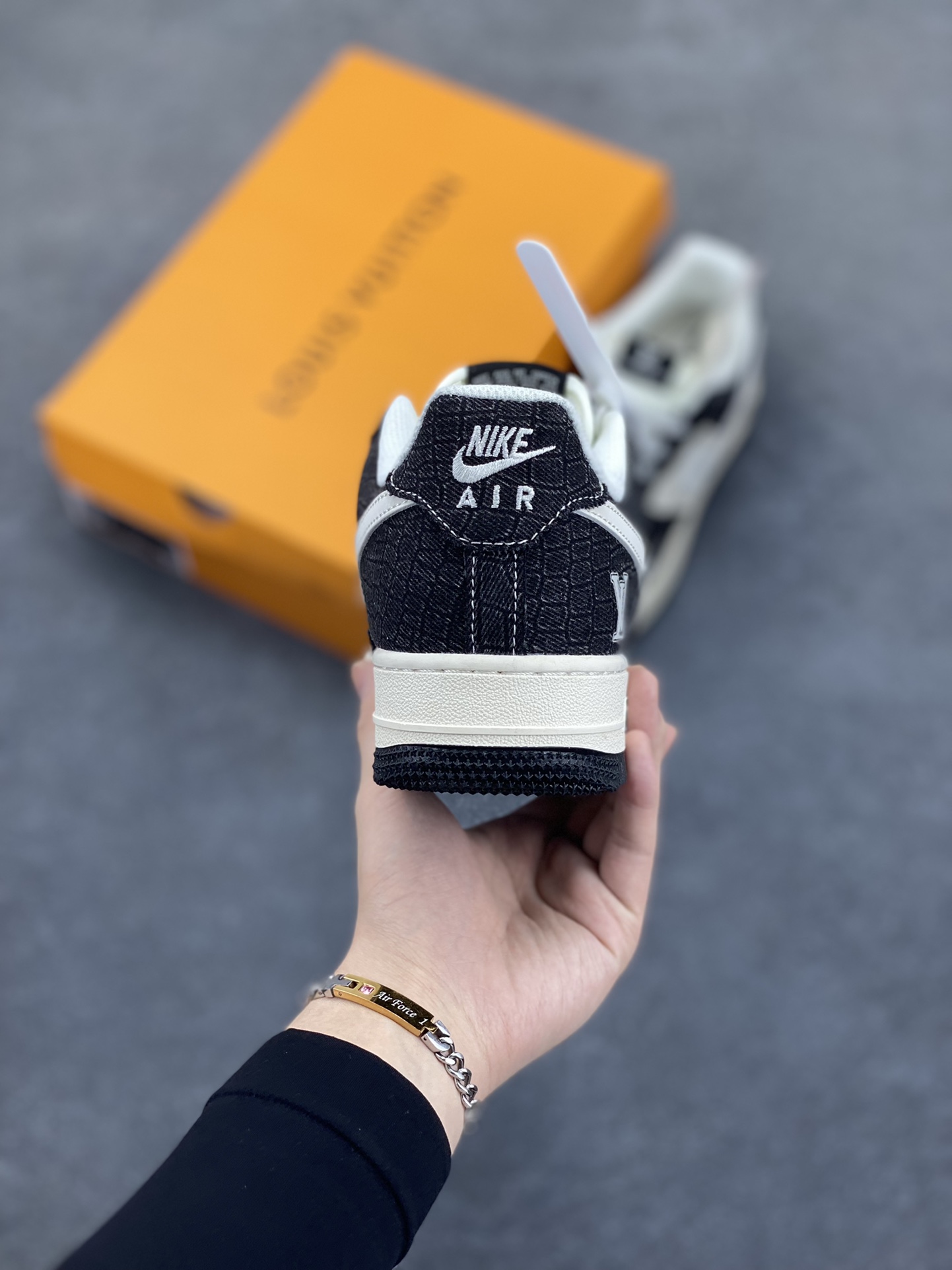 图片[4]-NIke Air Force 1 \’07 Low “LV联名——牛仔黑布”空军一号 低帮 运动鞋 休闲鞋 折边针车 工艺难度大 原楦头原纸板 原装鞋盒 定制五金配件 内置全掌气垫 原厂鞋底 货号：XS1958-550 尺码：36 36.5 37.5 38 38.5 39 40 40.5 41 42 42.5 43 44 44.5 45-选品中心