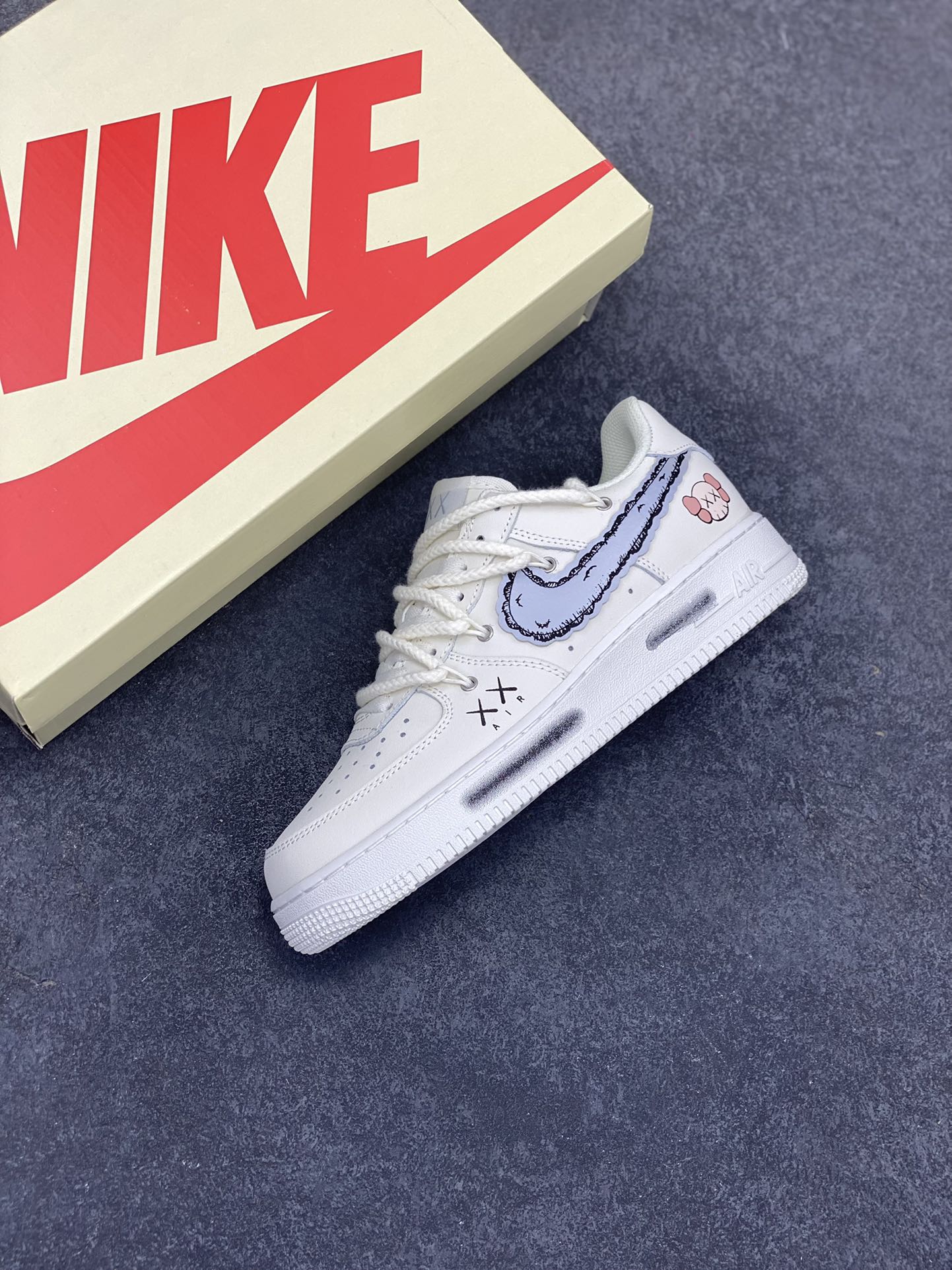 图片[7]-高端定制Nike Air Force 1 \’07 Low 暴力熊联名–泼墨印花 高端定制 低帮休闲板鞋 定制鞋盒 大厂纯原品质出货 超高清洁度 皮料切割干净无任何毛边 细节完美 货号：SL-886811 尺码：36 36.5 37.5 38 38.5 39 40 40.5 41 42 42.5 43 44 44.5 45-选品中心