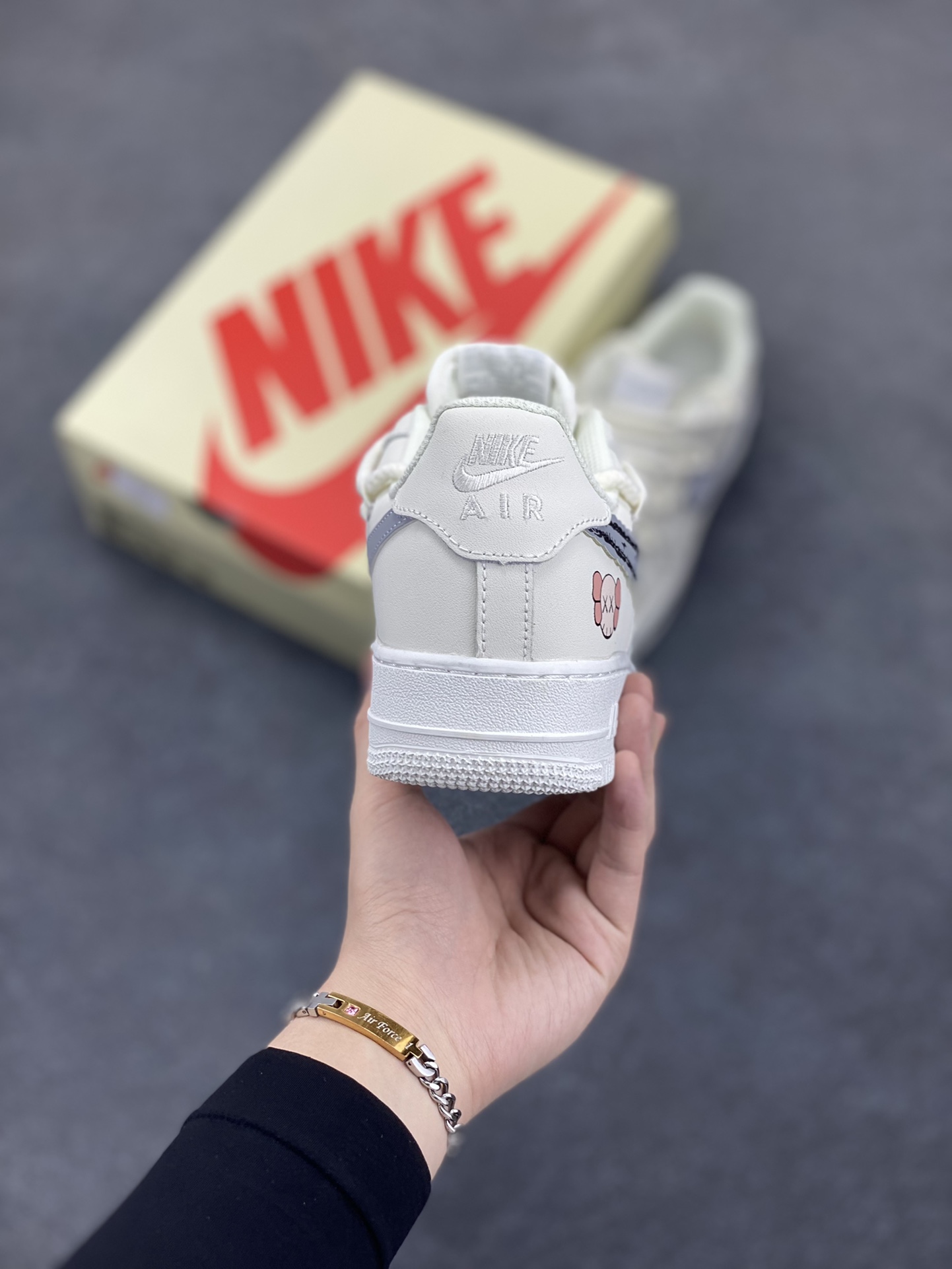 图片[4]-高端定制Nike Air Force 1 \’07 Low 暴力熊联名–泼墨印花 高端定制 低帮休闲板鞋 定制鞋盒 大厂纯原品质出货 超高清洁度 皮料切割干净无任何毛边 细节完美 货号：SL-886811 尺码：36 36.5 37.5 38 38.5 39 40 40.5 41 42 42.5 43 44 44.5 45-选品中心