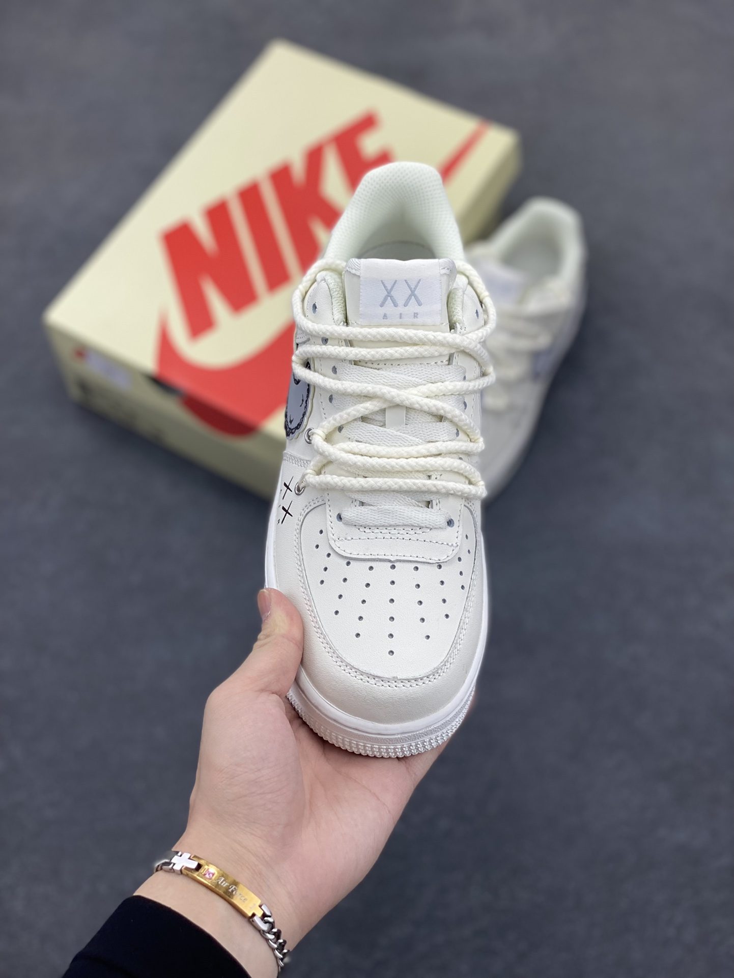 图片[2]-高端定制Nike Air Force 1 \’07 Low 暴力熊联名–泼墨印花 高端定制 低帮休闲板鞋 定制鞋盒 大厂纯原品质出货 超高清洁度 皮料切割干净无任何毛边 细节完美 货号：SL-886811 尺码：36 36.5 37.5 38 38.5 39 40 40.5 41 42 42.5 43 44 44.5 45-选品中心