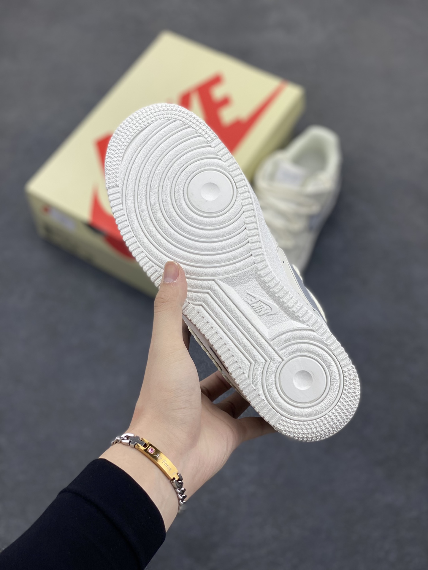 图片[5]-高端定制Nike Air Force 1 \’07 Low 暴力熊联名–泼墨印花 高端定制 低帮休闲板鞋 定制鞋盒 大厂纯原品质出货 超高清洁度 皮料切割干净无任何毛边 细节完美 货号：SL-886811 尺码：36 36.5 37.5 38 38.5 39 40 40.5 41 42 42.5 43 44 44.5 45-选品中心