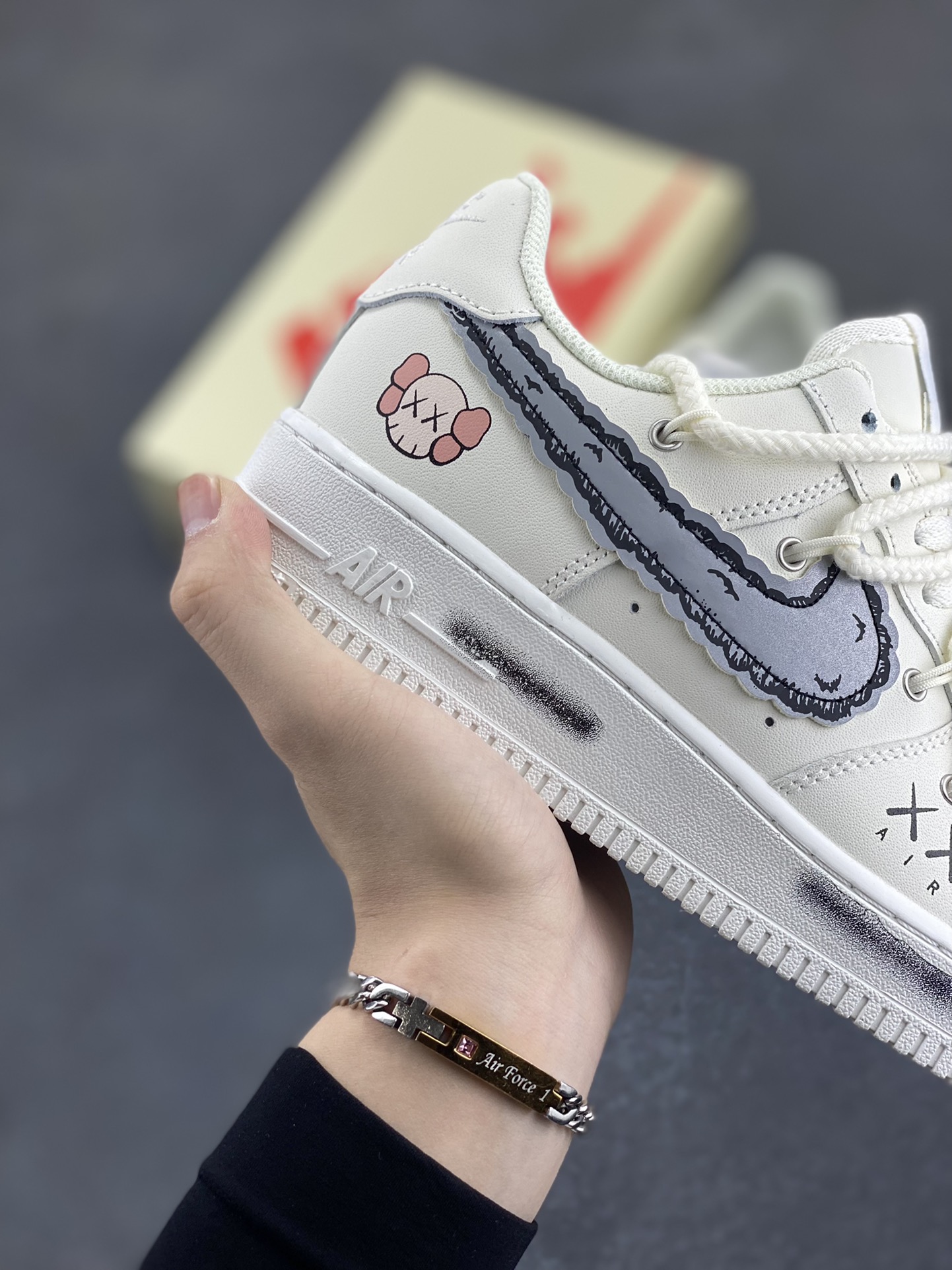 图片[6]-高端定制Nike Air Force 1 \’07 Low 暴力熊联名–泼墨印花 高端定制 低帮休闲板鞋 定制鞋盒 大厂纯原品质出货 超高清洁度 皮料切割干净无任何毛边 细节完美 货号：SL-886811 尺码：36 36.5 37.5 38 38.5 39 40 40.5 41 42 42.5 43 44 44.5 45-选品中心