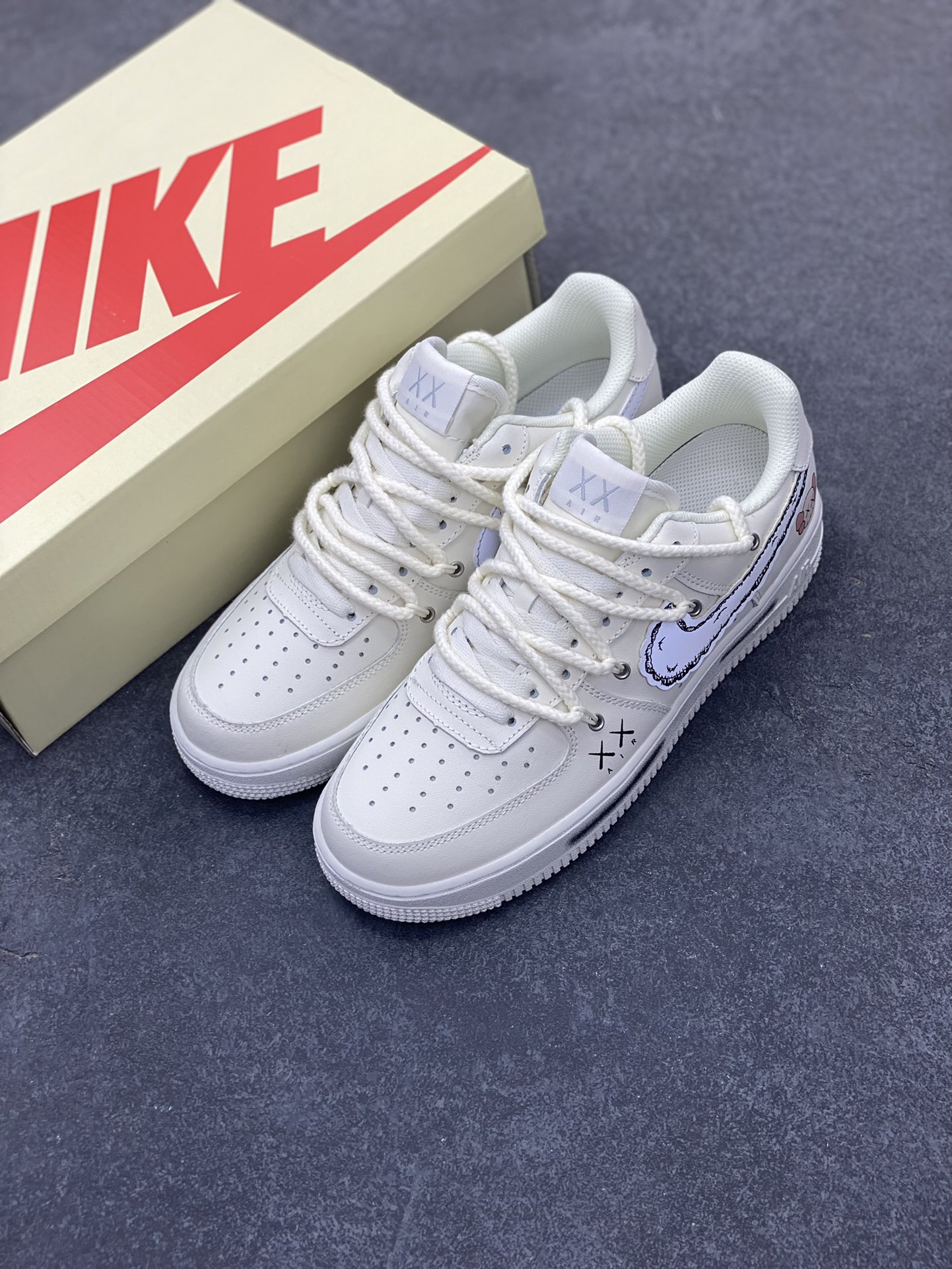 图片[8]-高端定制Nike Air Force 1 \’07 Low 暴力熊联名–泼墨印花 高端定制 低帮休闲板鞋 定制鞋盒 大厂纯原品质出货 超高清洁度 皮料切割干净无任何毛边 细节完美 货号：SL-886811 尺码：36 36.5 37.5 38 38.5 39 40 40.5 41 42 42.5 43 44 44.5 45-选品中心