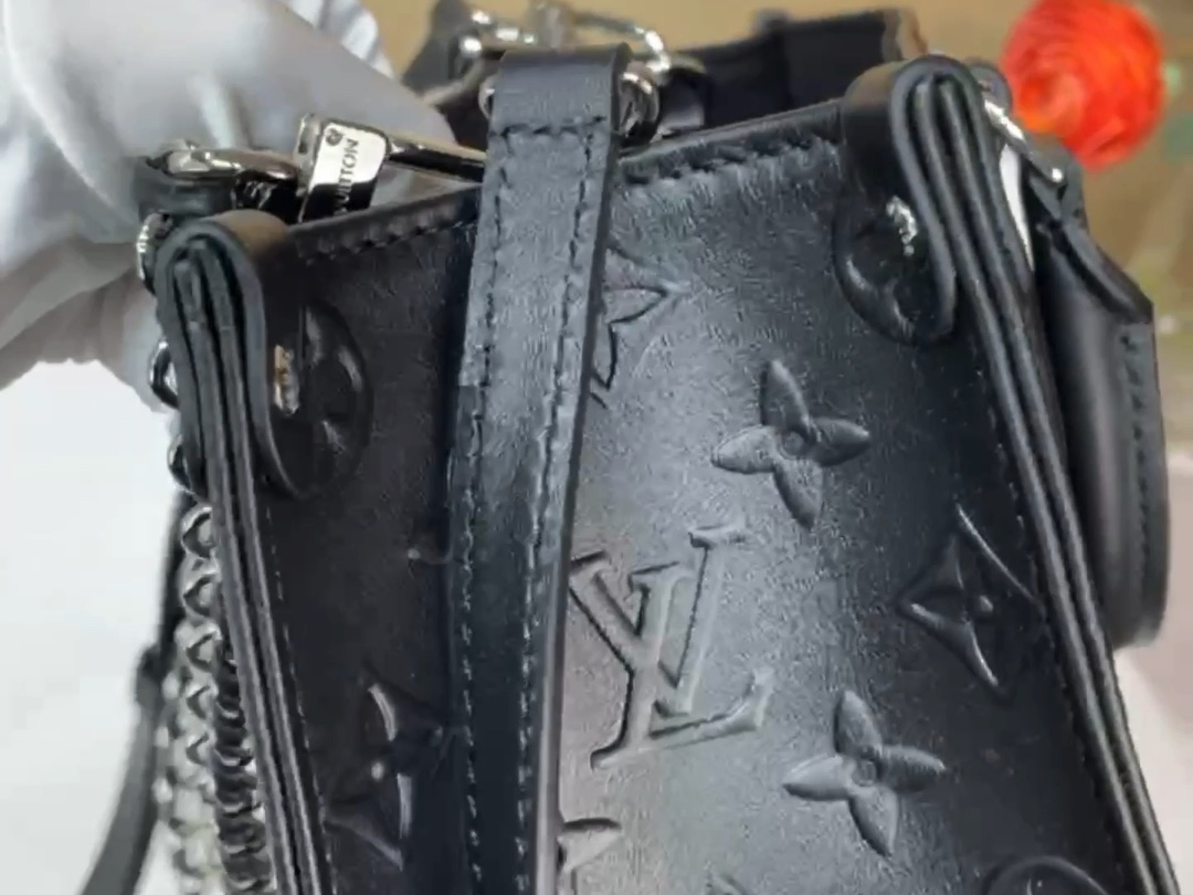 【ONTHEGO 小号手袋】 m13576 黑色/浮压纹 小视频