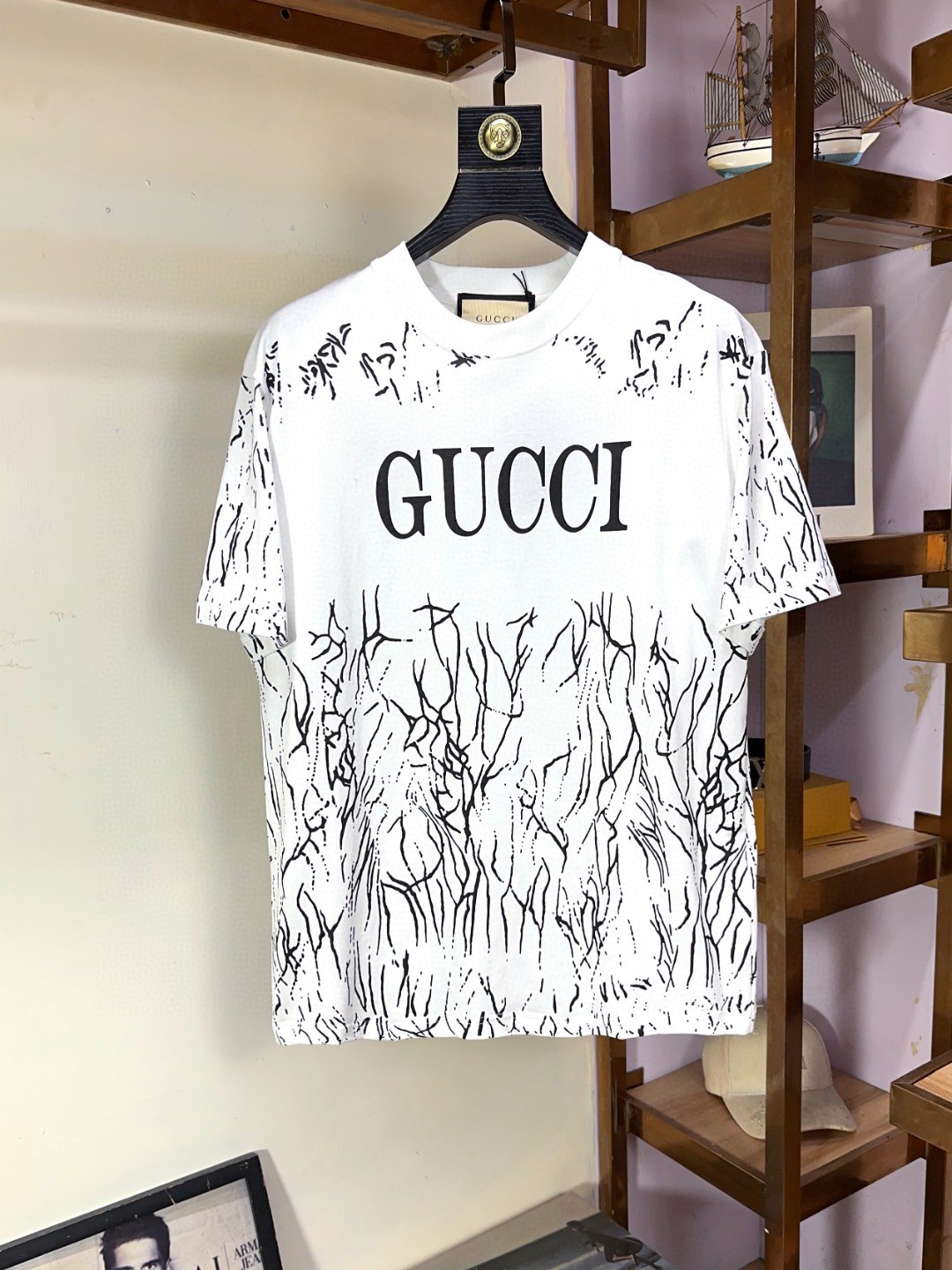 NO:138859,Gucci Fat Brother Gospel XL wears 200 pounds, top-quality round neck, casual short-sleeved high-end custom versatile style, anyone can easily control it, full-customized fabric craftsmanship, the latest logo design of luxury classic brand on the chest, very high-end, those who understand goods must enter!  The style and tailoring are slim styles, which are very exquisite, showing aura and highlighting the exquisiteness of business men. This is the unique feature, the right slim fit, and the upper body effect is very good!  Size XS-XL (counter code is equivalent to M-3XL), gucci, T-shirt, alexander wang19860909Gucci 古奇 胖哥福音XL穿200斤 顶级圆领休闲短袖高级定制百搭款式 任何人都可以轻松驾驭 面料全订制工艺 胸前奢华经典品牌最新logo设计,非常显档次懂货的必须入！版型剪裁属于修身款 非常精致,显气场,又会凸显商务男士的精致,这就是独到之处,恰到好处的修身,上身效果非常赞！尺码XS-XL（专柜码等同M-3XL）,,gucci,T-shirt,alexander wang,Men's clothing