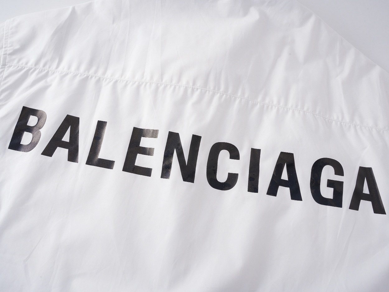 Balenciaga 印花字母ロゴ長袖シャツ - 快適さとエレガンスを兼ね備えた一枚